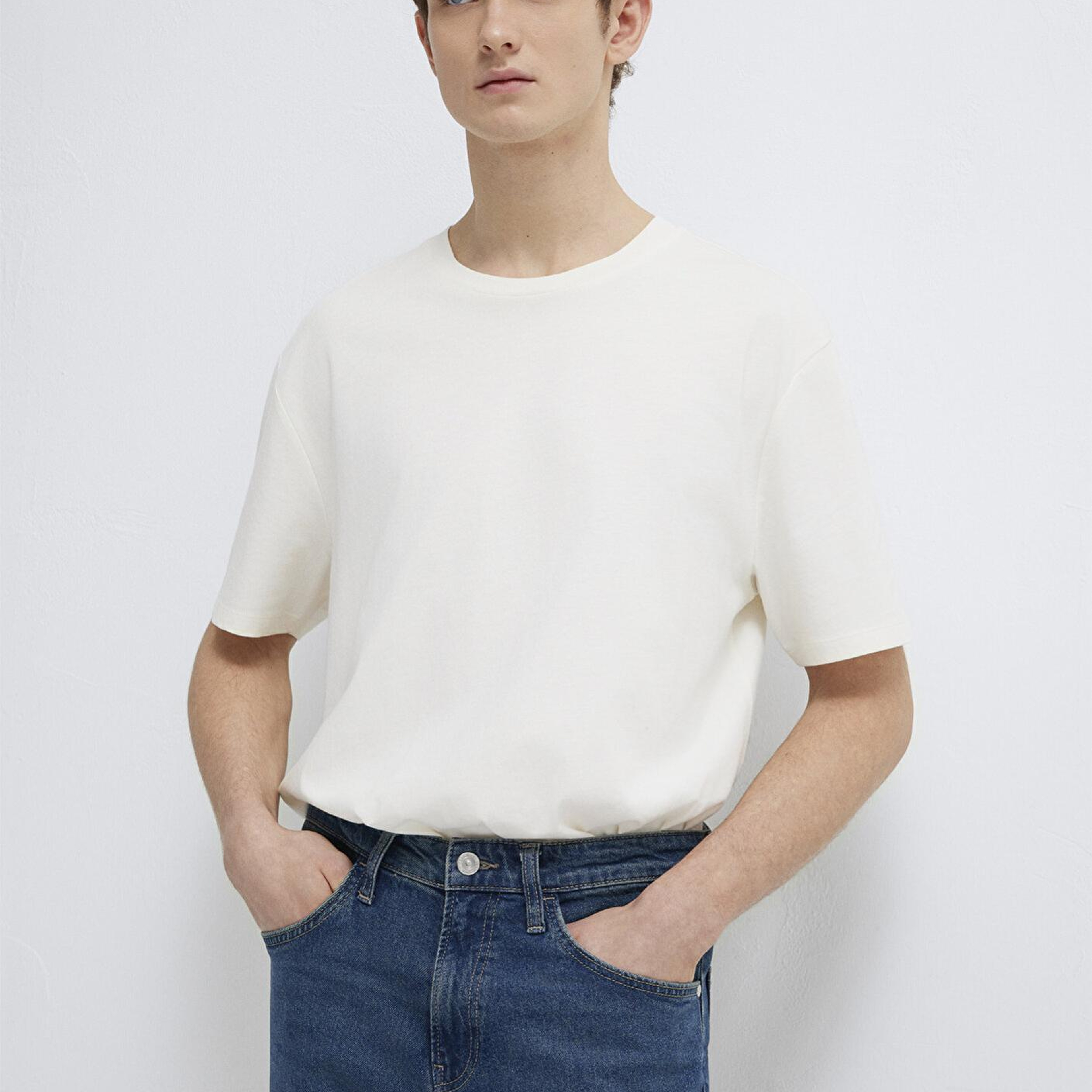 Mavi Etiket Detaylı Beyaz Basic Tişört Loose Fit / Bol Rahat Kesim 0611824-70057