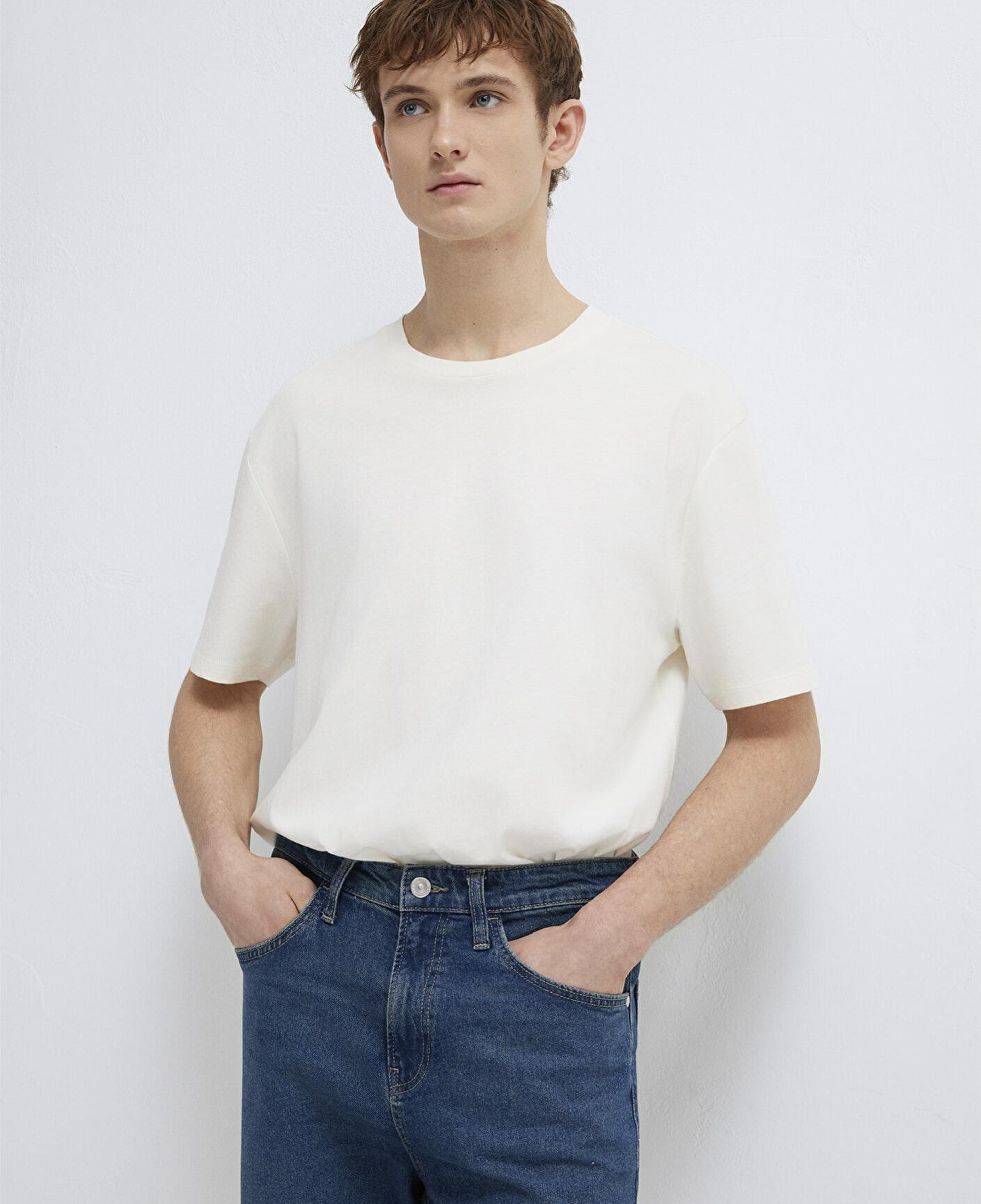 Mavi Etiket Detaylı Beyaz Basic Tişört Loose Fit / Bol Rahat Kesim 0611824-70057