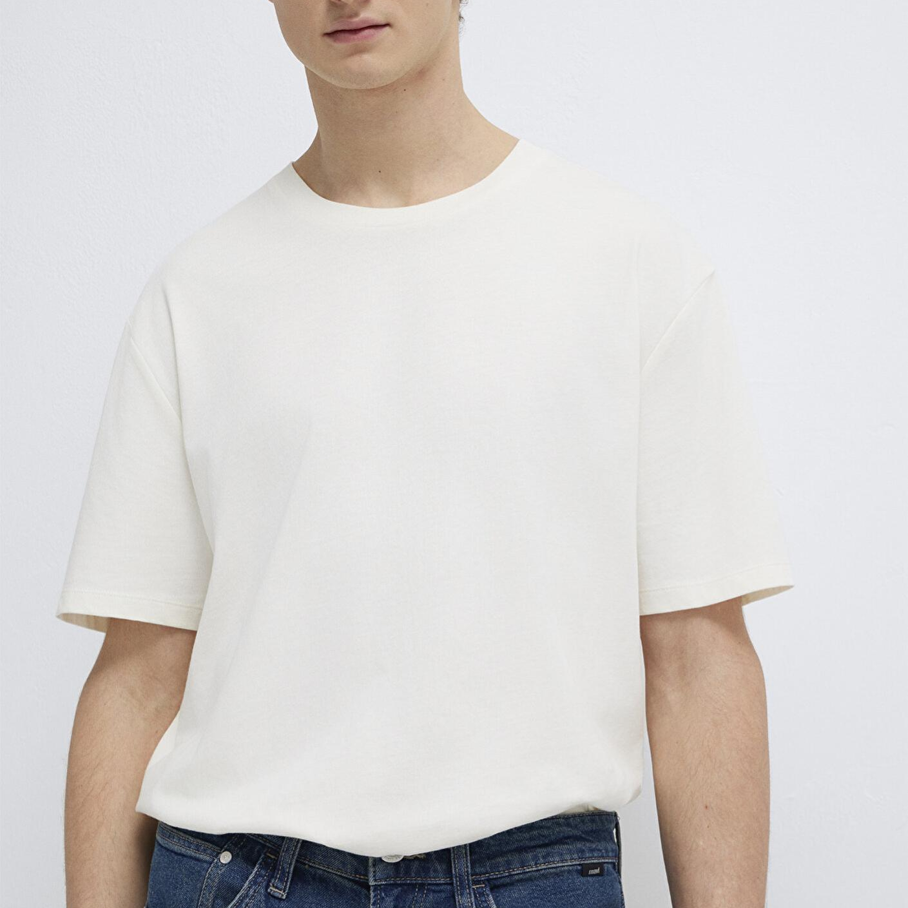 Mavi Etiket Detaylı Beyaz Basic Tişört Loose Fit / Bol Rahat Kesim 0611824-70057