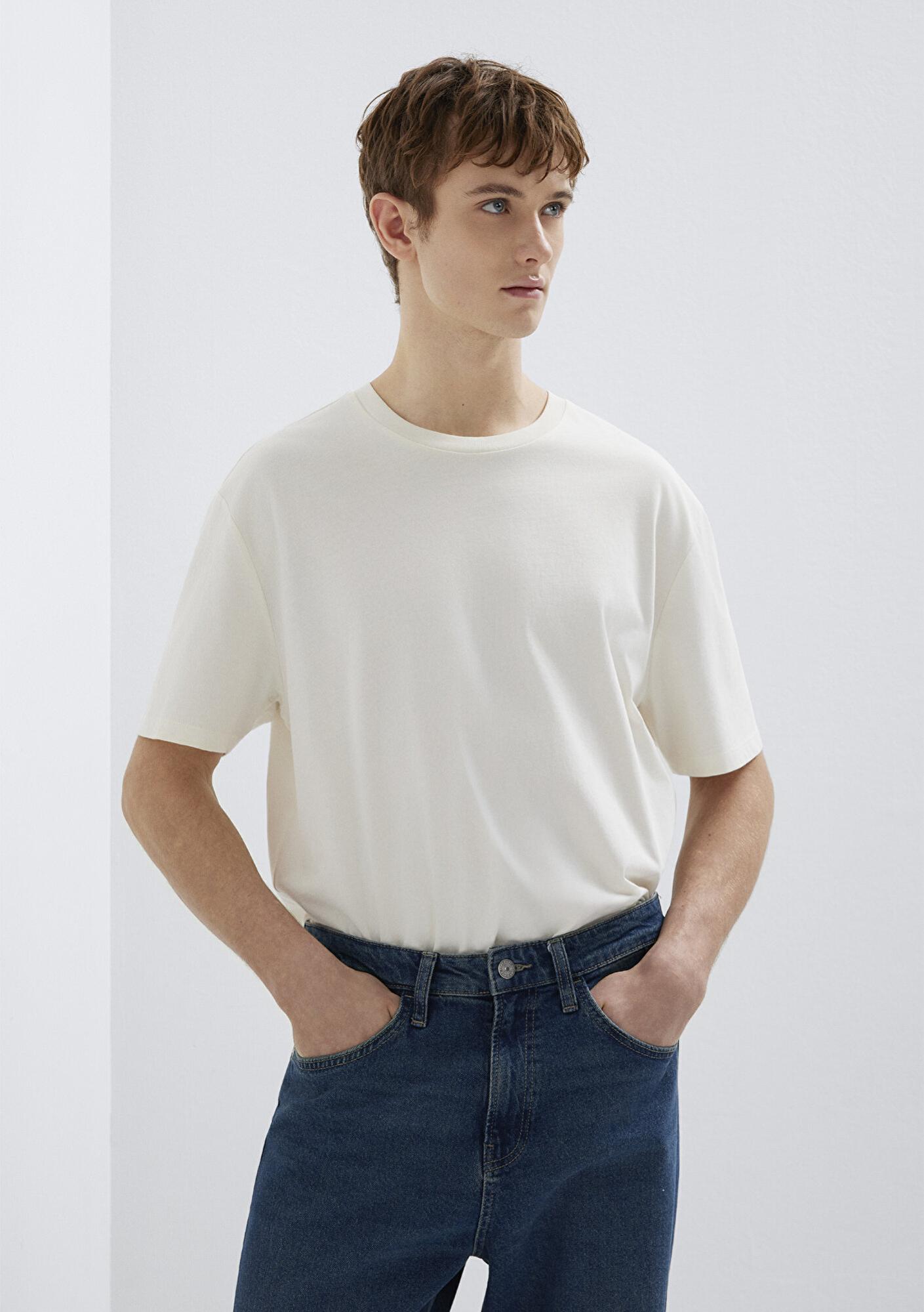 Mavi Etiket Detaylı Beyaz Basic Tişört Loose Fit / Bol Rahat Kesim 0611824-70057