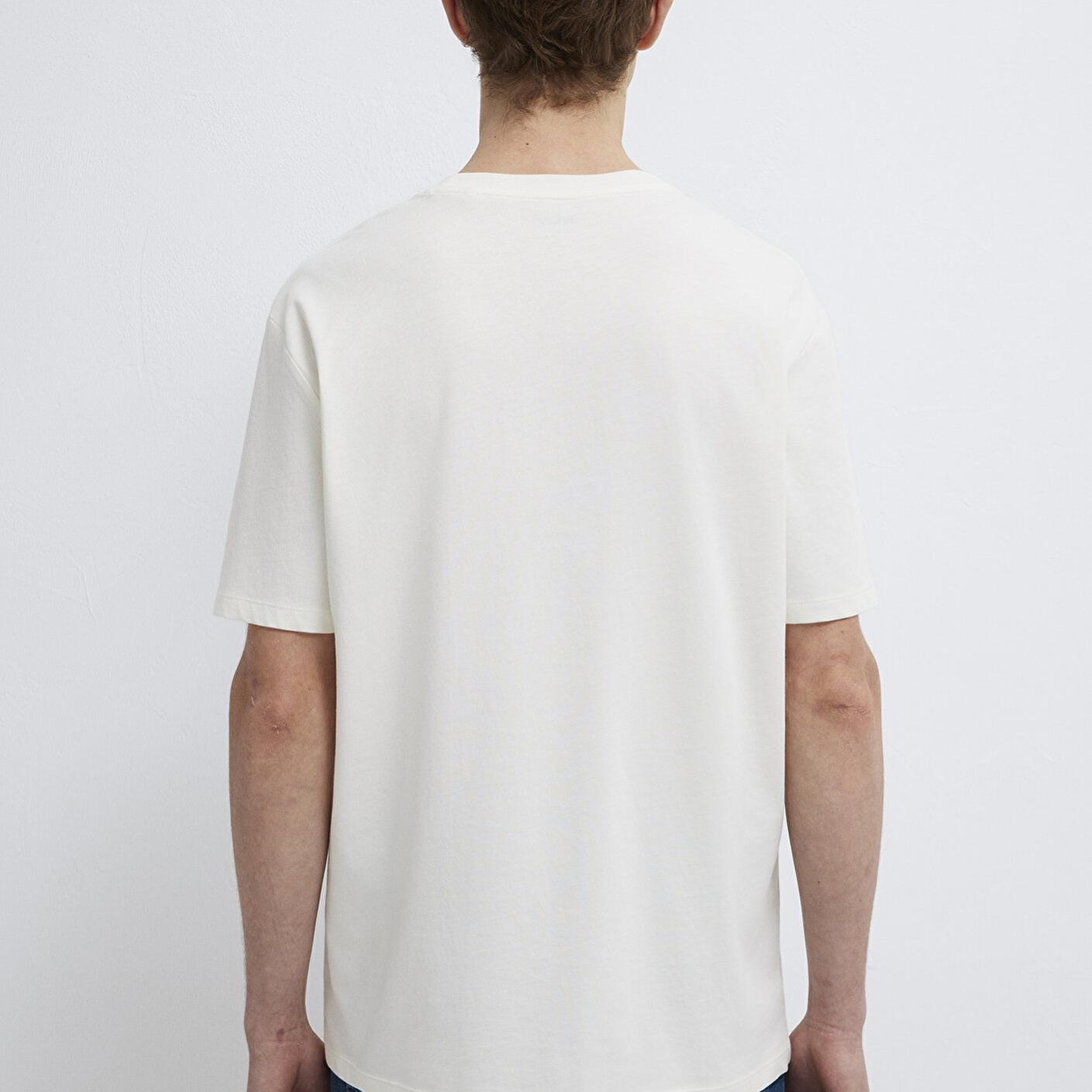 Mavi Etiket Detaylı Beyaz Basic Tişört Loose Fit / Bol Rahat Kesim 0611824-70057