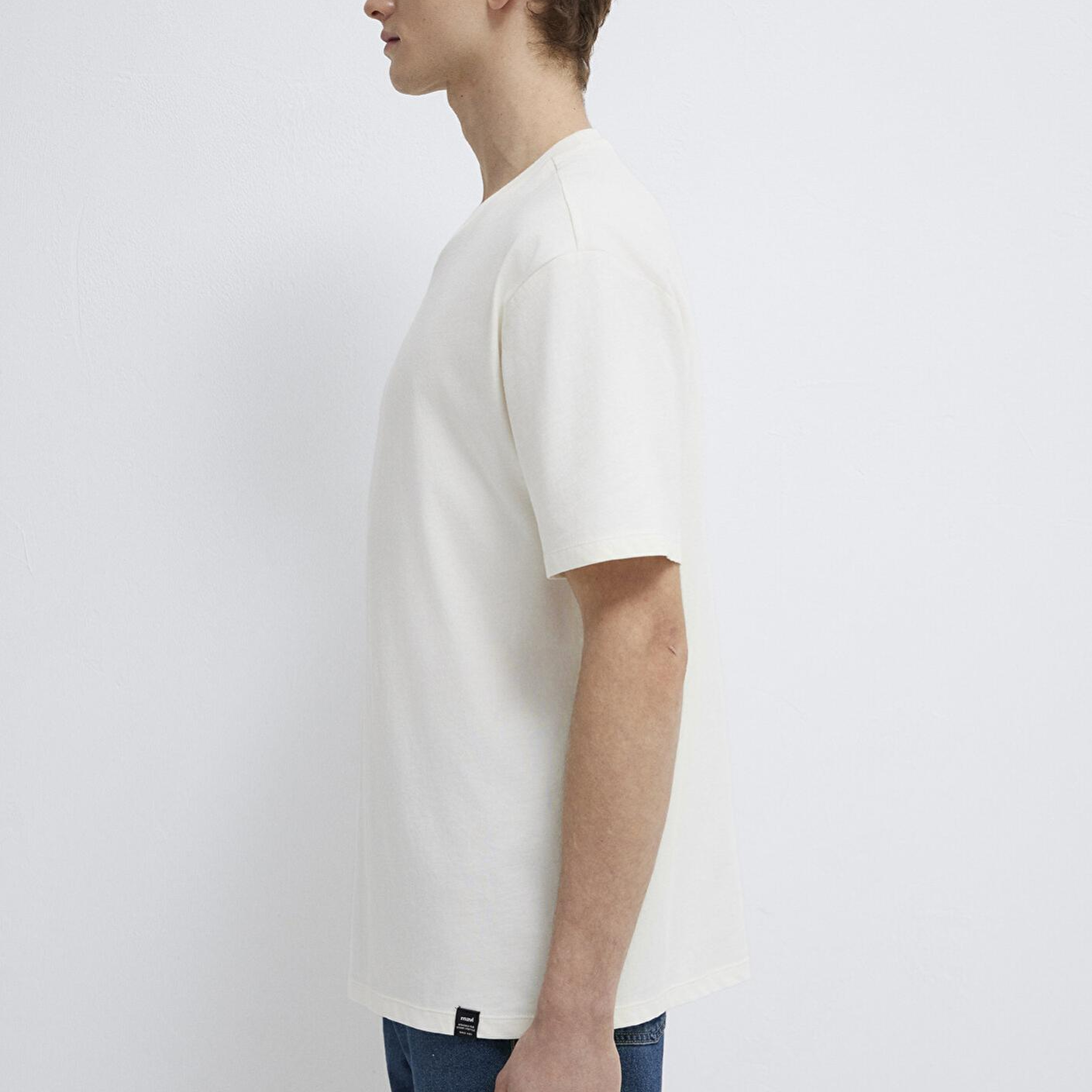 Mavi Etiket Detaylı Beyaz Basic Tişört Loose Fit / Bol Rahat Kesim 0611824-70057
