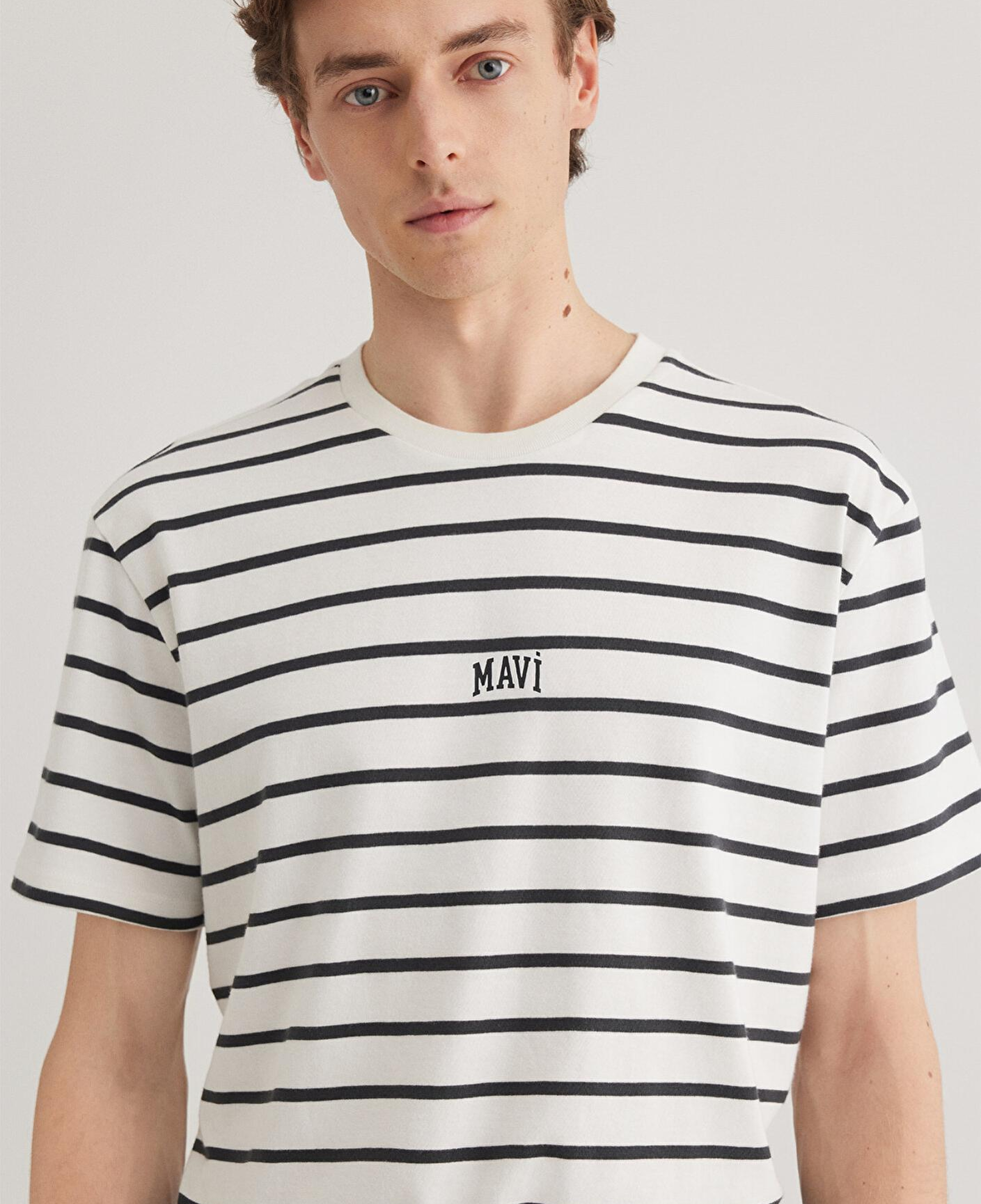 Mavi Mavi Logo Baskılı Çizgili Beyaz Tişört Loose Fit / Bol Rahat Kesim 0612420-86678