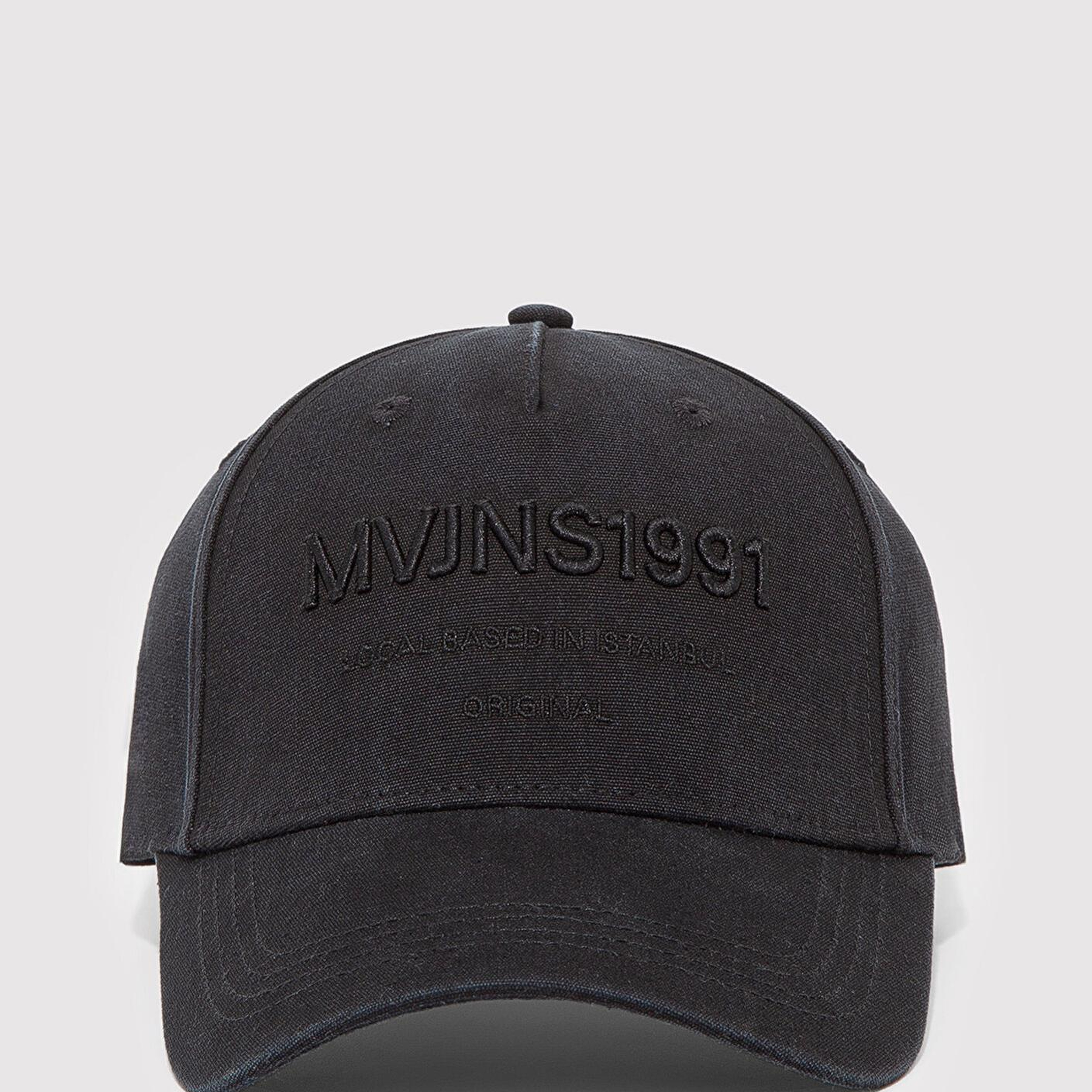 Mavi Nakışlı Siyah Şapka 0911807-900