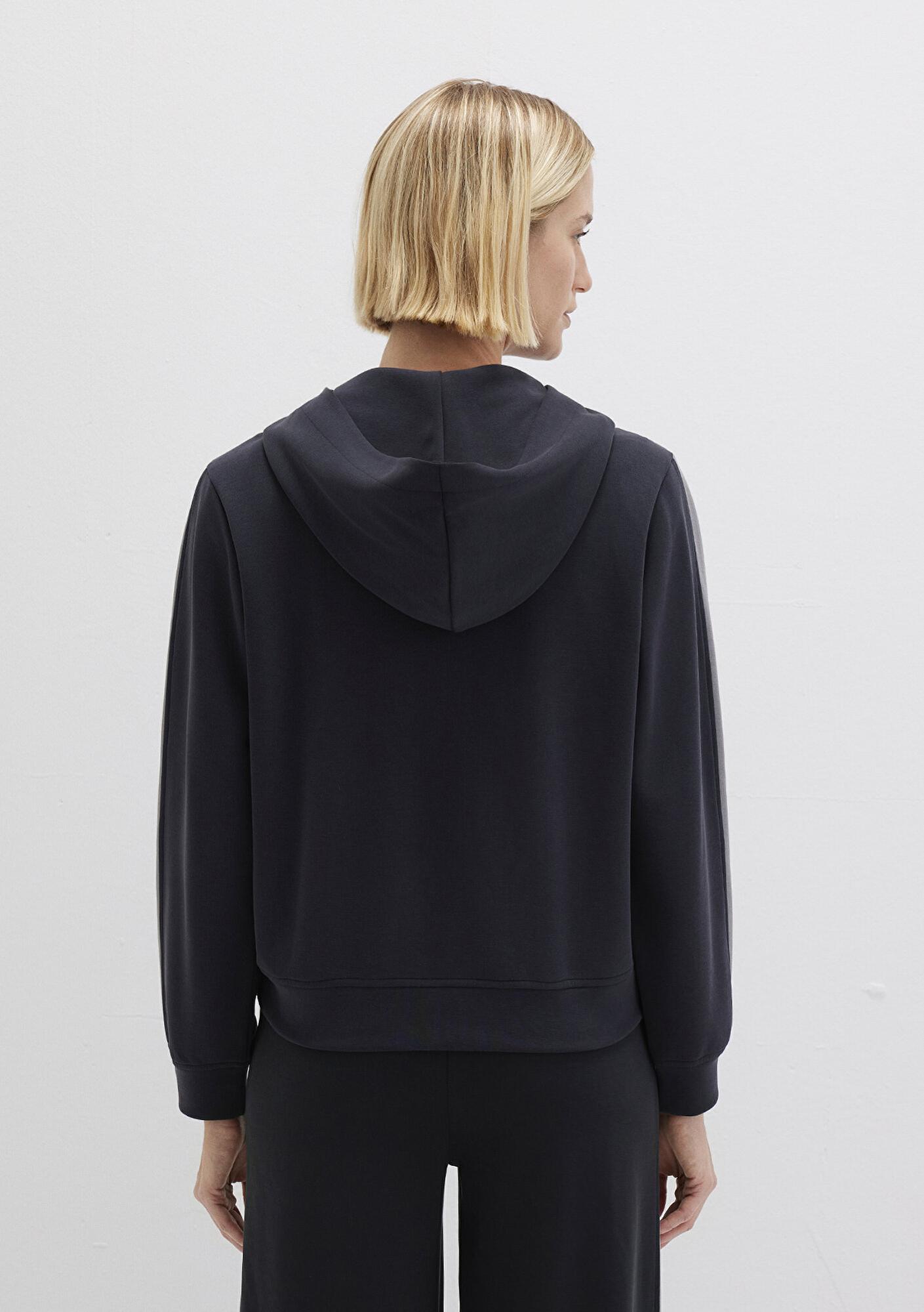 Mavi Şerit Detaylı Kapüşonlu (TENCEL™) Modal Siyah Sweatshirt 1S10443-900