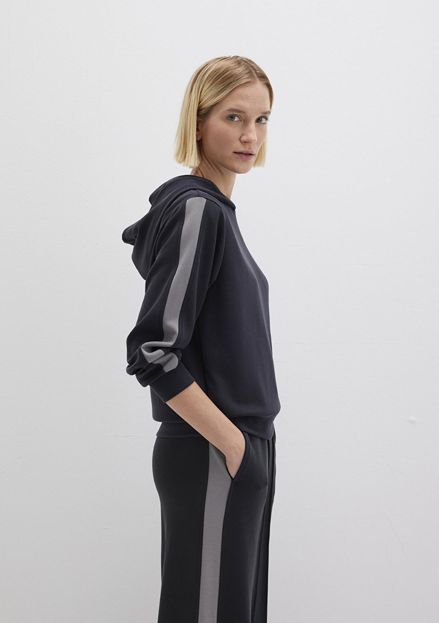 Mavi Şerit Detaylı Kapüşonlu (TENCEL™) Modal Siyah Sweatshirt 1S10443-900