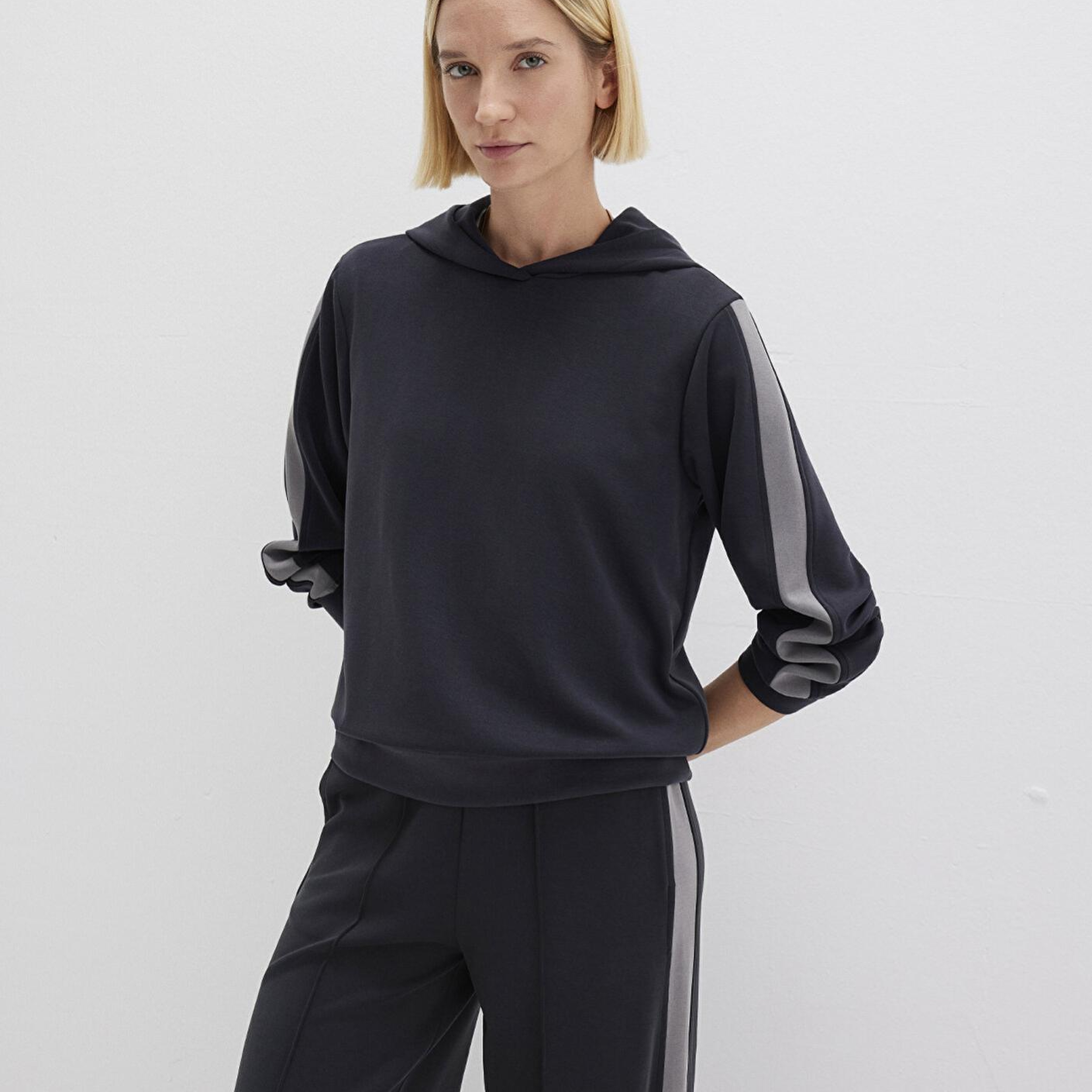 Mavi Şerit Detaylı Kapüşonlu (TENCEL™) Modal Siyah Sweatshirt 1S10443-900