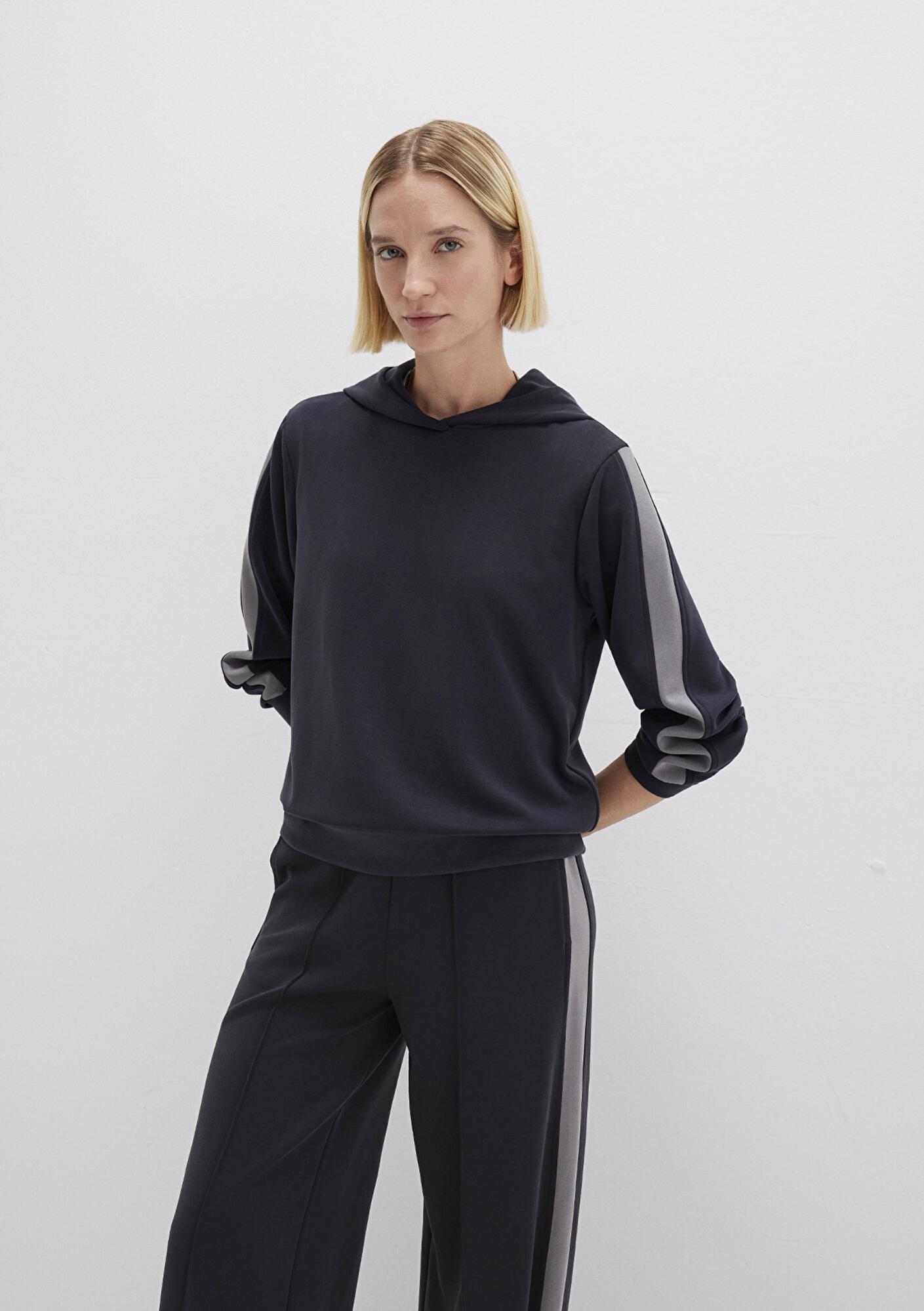 Mavi Şerit Detaylı Kapüşonlu (TENCEL™) Modal Siyah Sweatshirt 1S10443-900