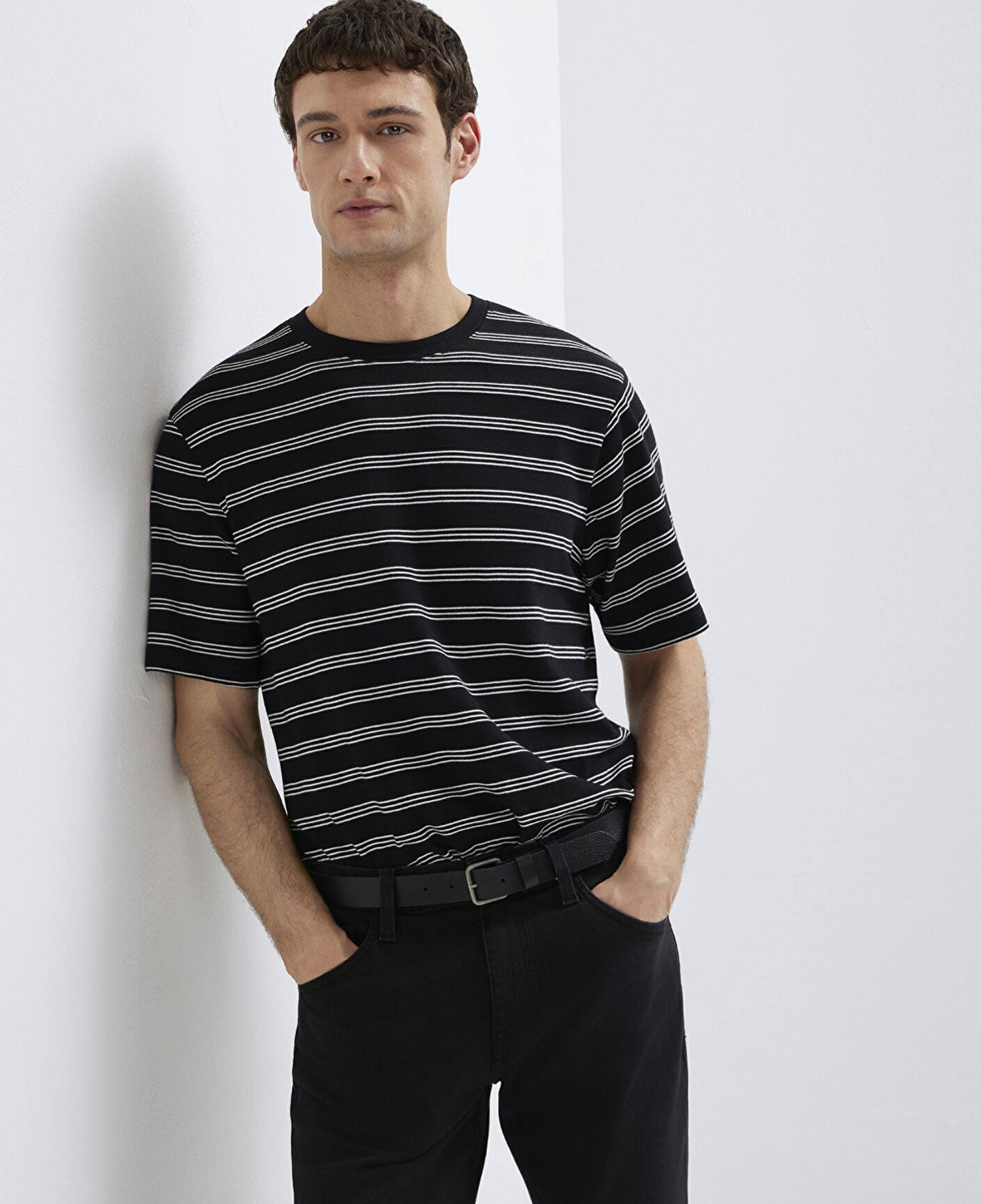 Mavi Çizgili Siyah Tişört Regular Fit / Normal Kesim 0613134-900