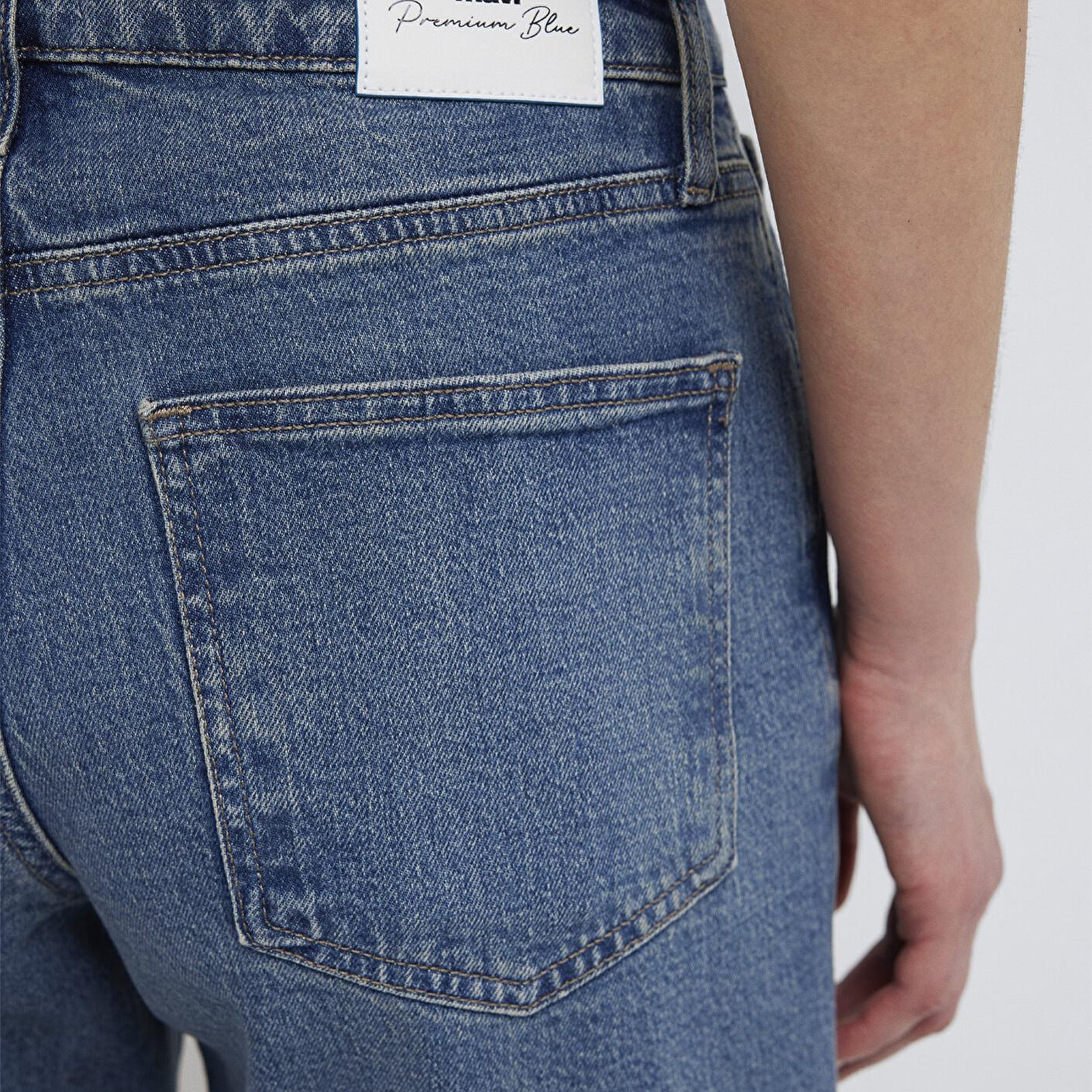 Mavi Leila Premium Blue Gölgeli Koyu Mavi Jean Pantolon 1010600-A1572