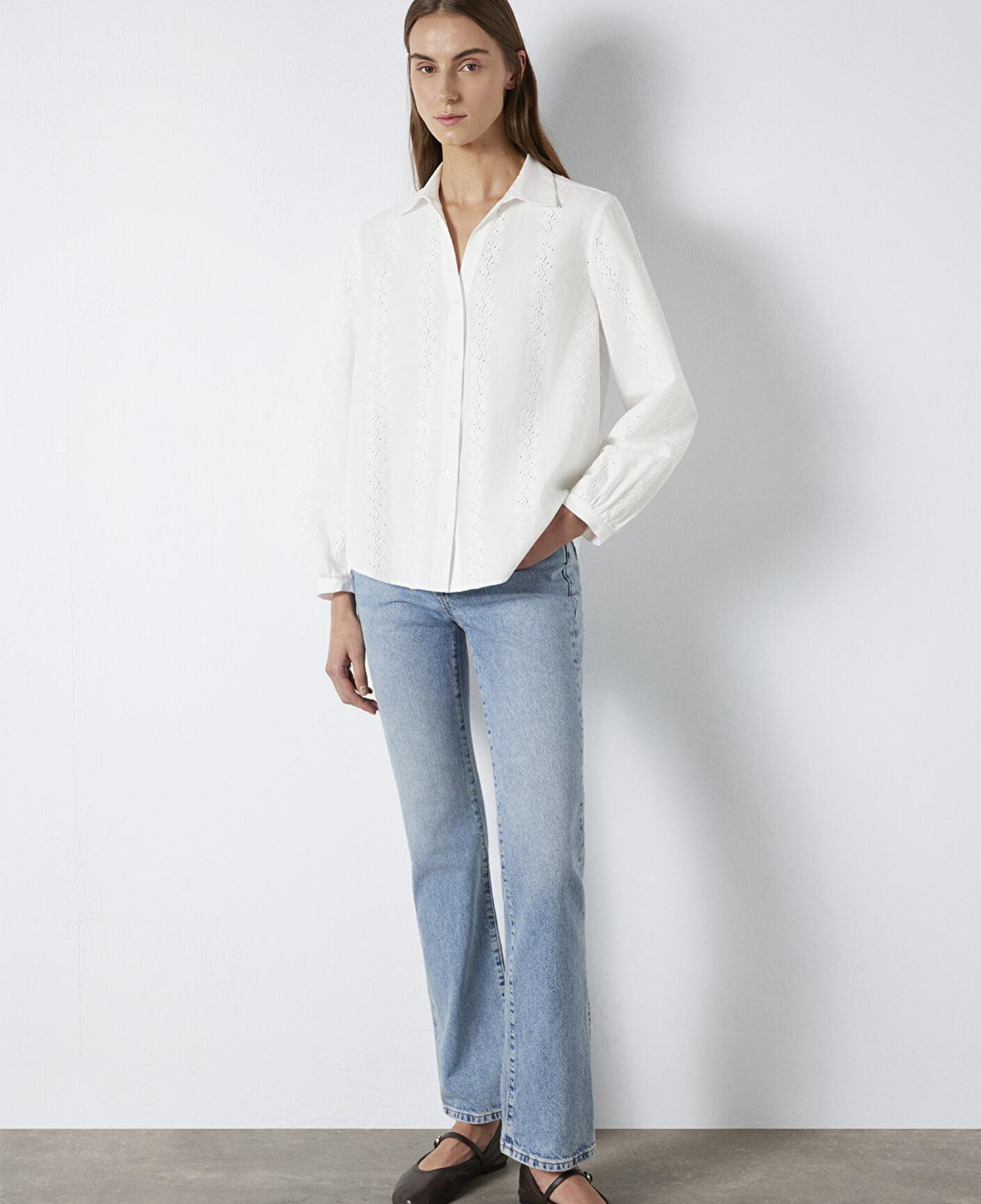 Mavi Nakış Detaylı Beyaz Gömlek Regular Fit / Normal Kesim 1211380-70057