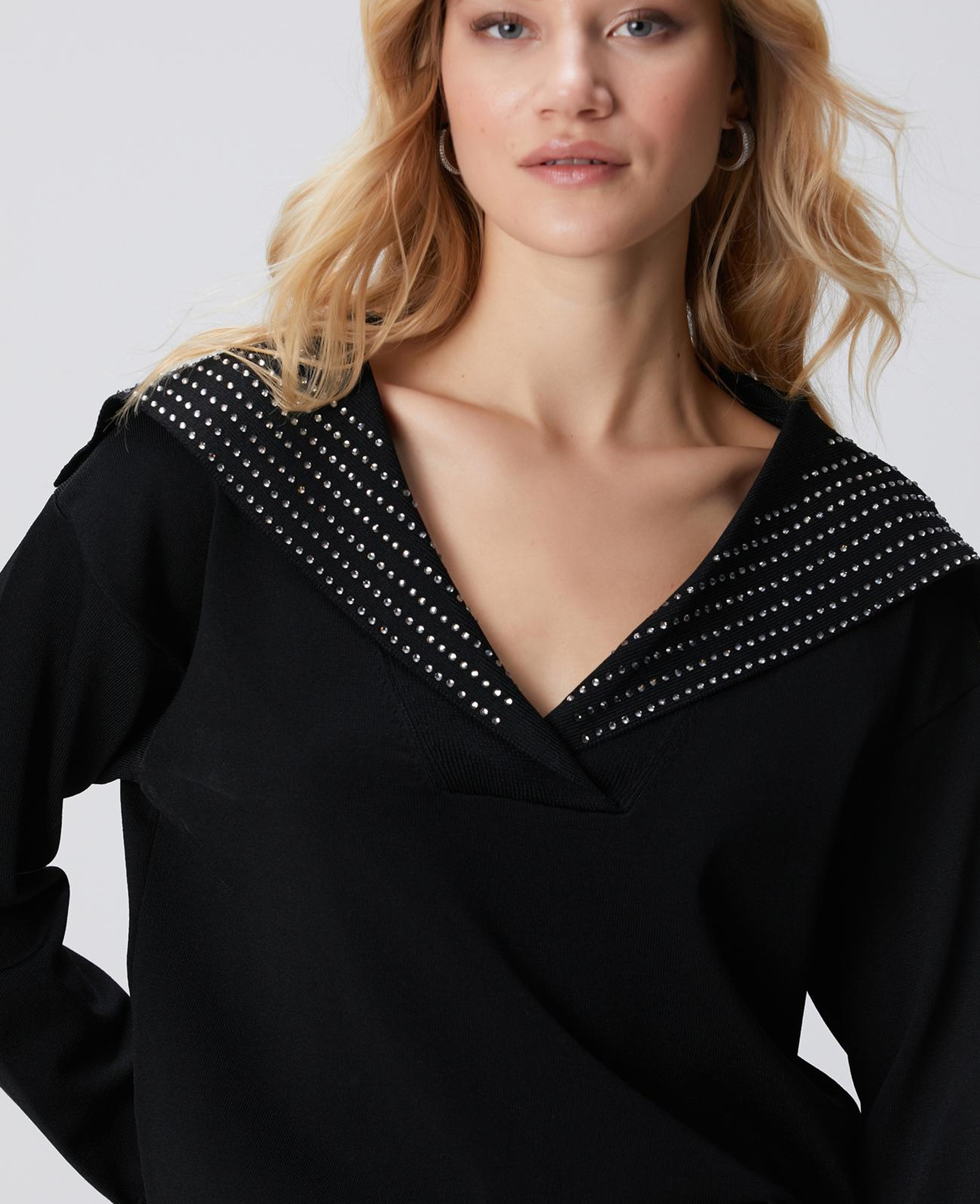 Network Kadın Siyah Yaka Taş Baskılı Triko Kazak