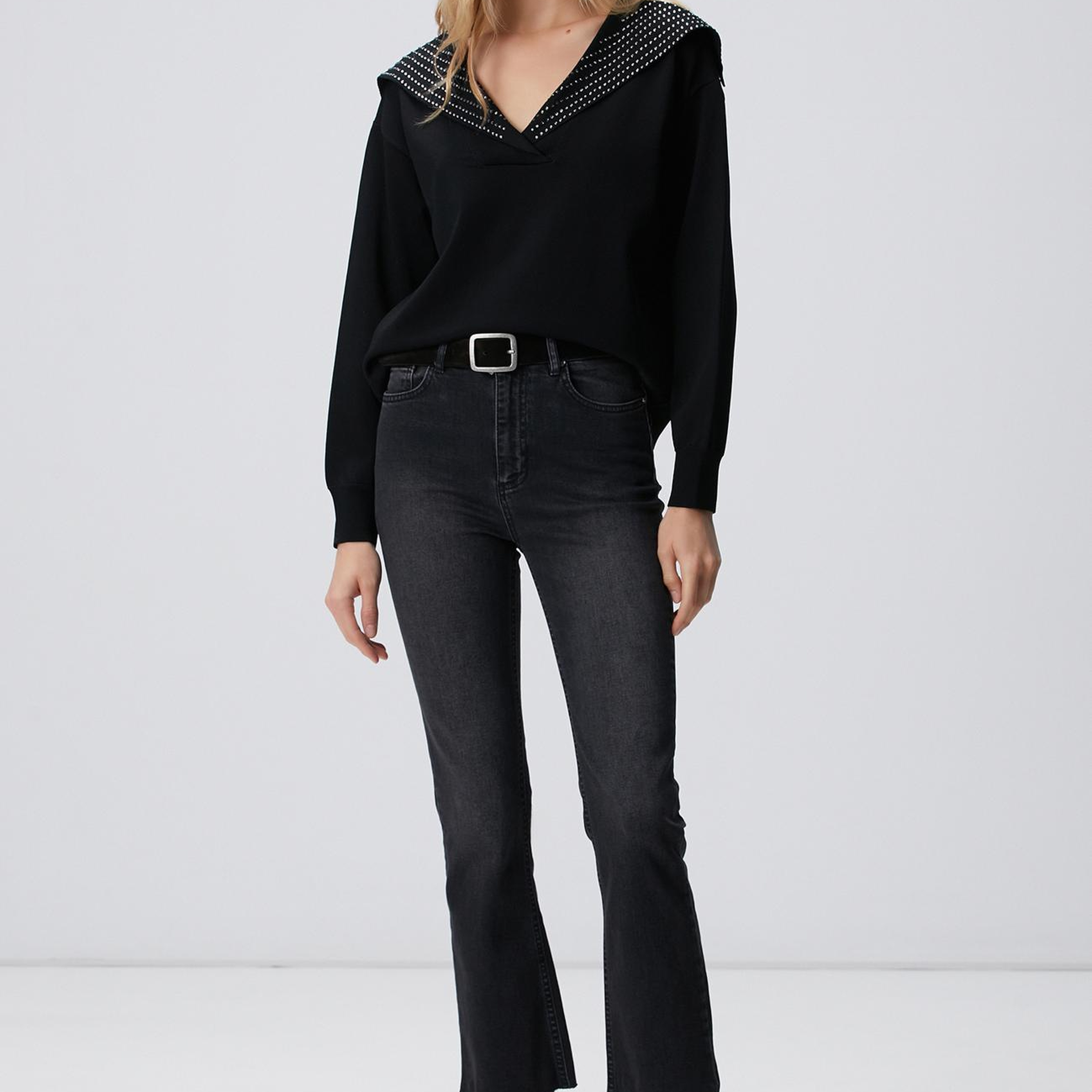 Network Kadın Siyah Yaka Taş Baskılı Triko Kazak