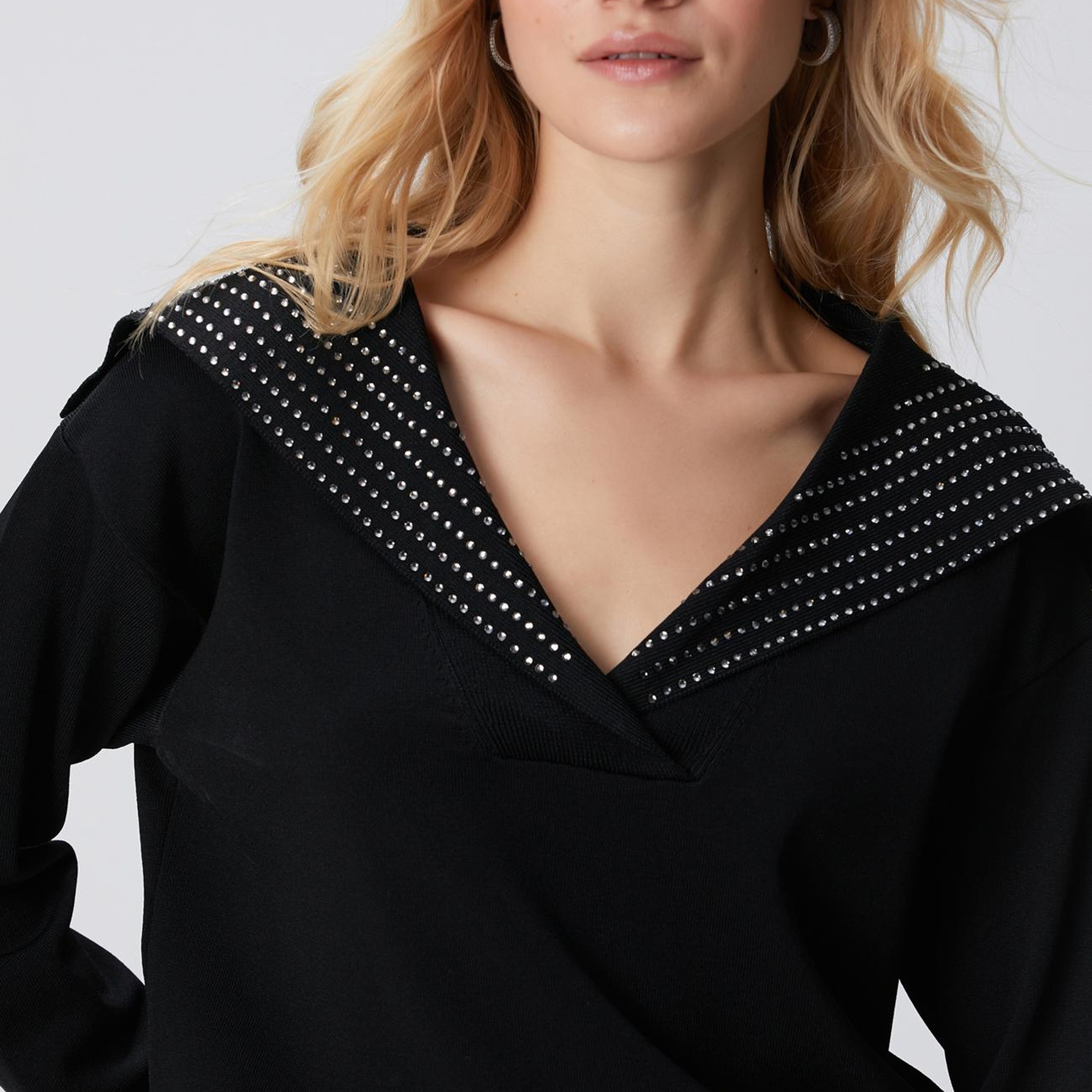 Network Kadın Siyah Yaka Taş Baskılı Triko Kazak