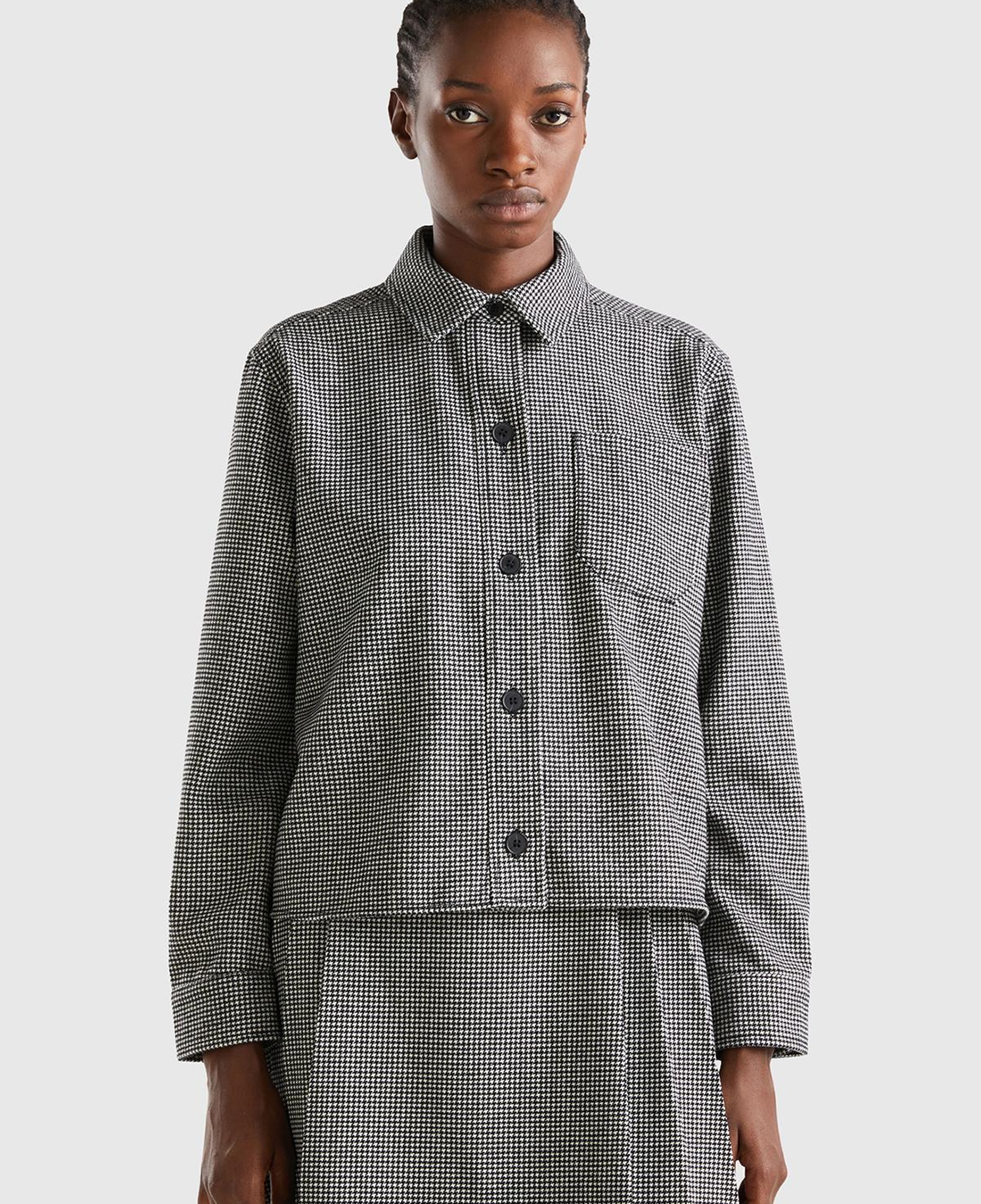 Kadın Siyah Beyaz Kazayağı Desenli Önü Capli Gömlek