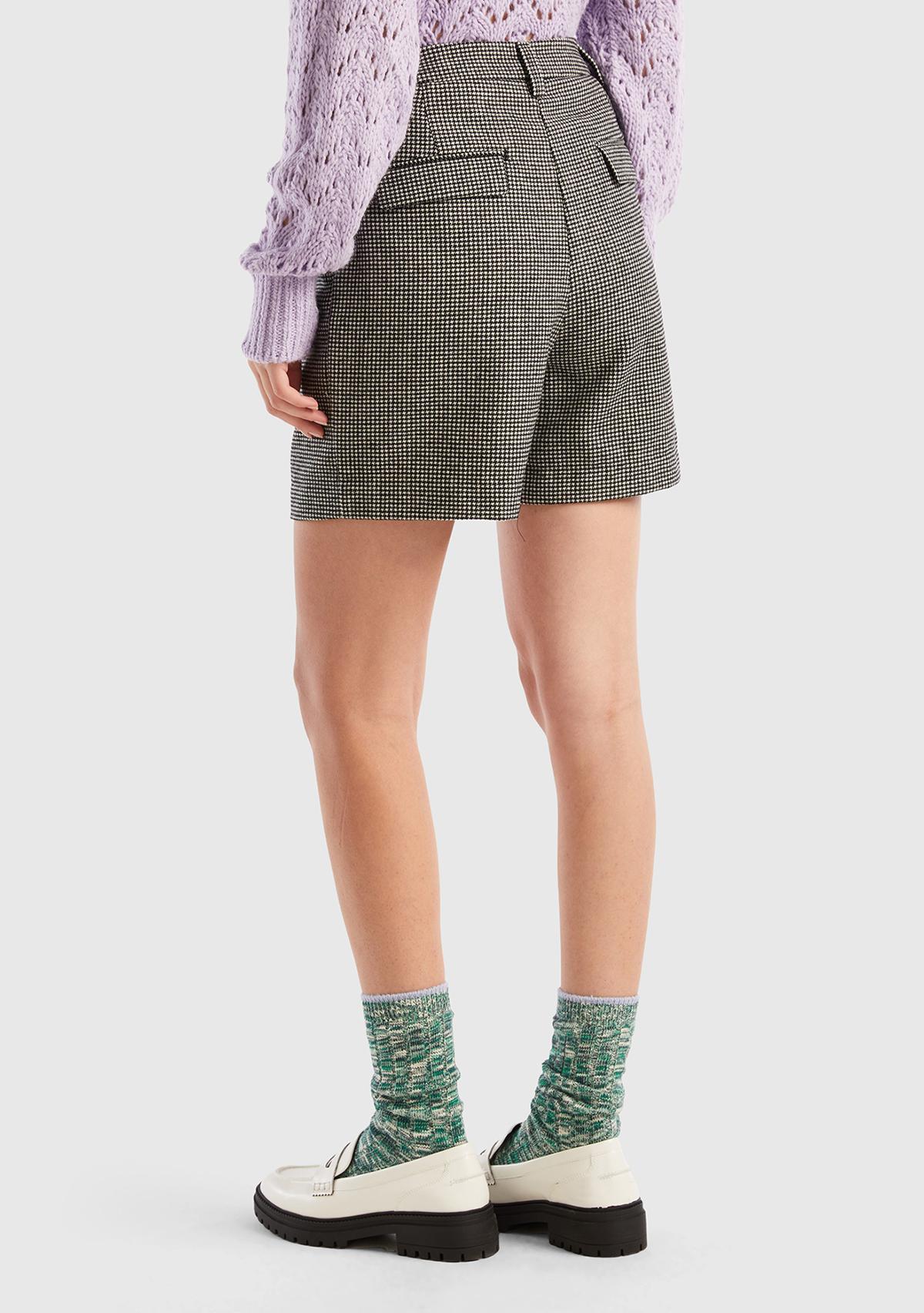 Kadın Siyah-Beyaz Kazayağı Desenli Chino Şort