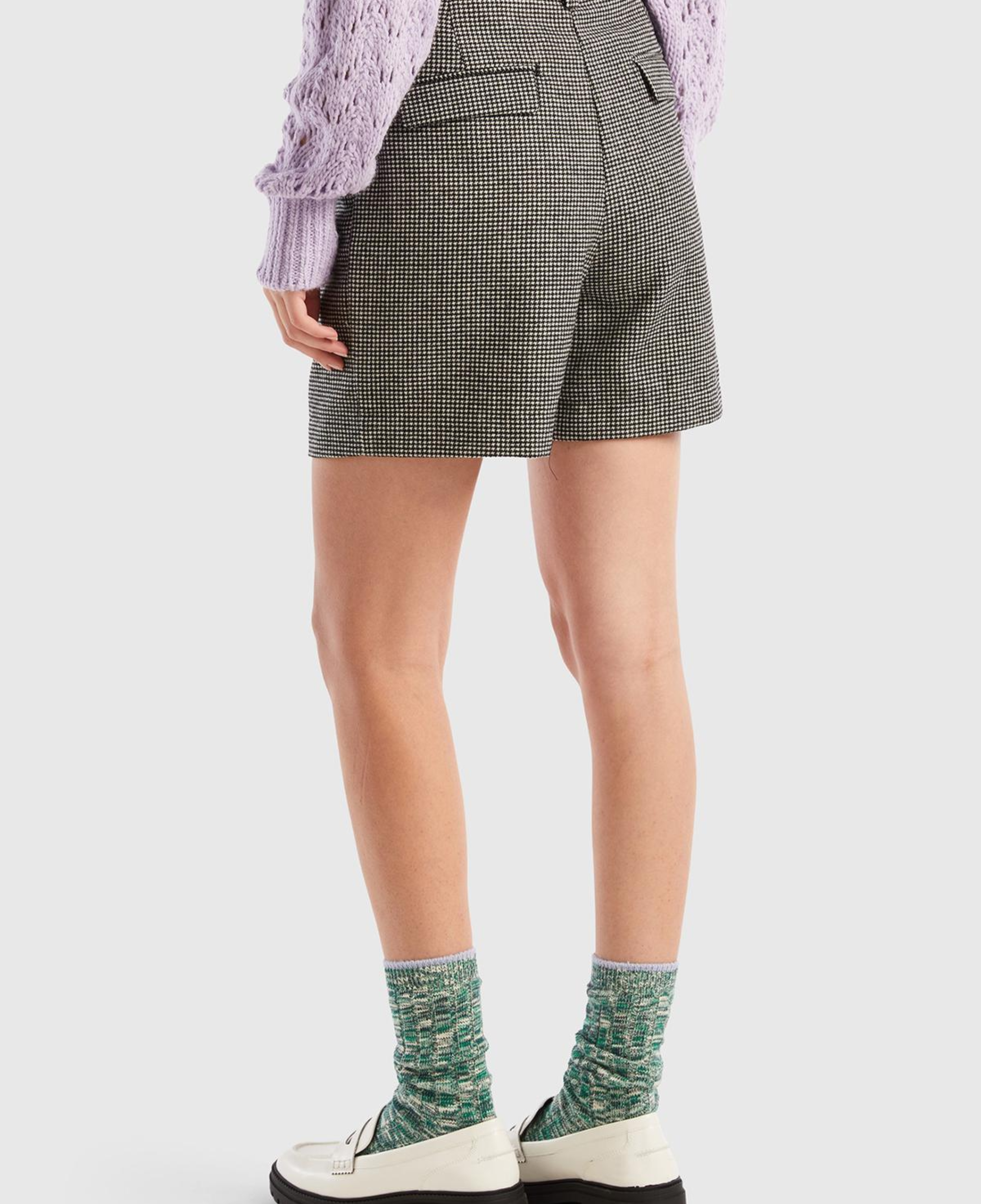 Kadın Siyah-Beyaz Kazayağı Desenli Chino Şort