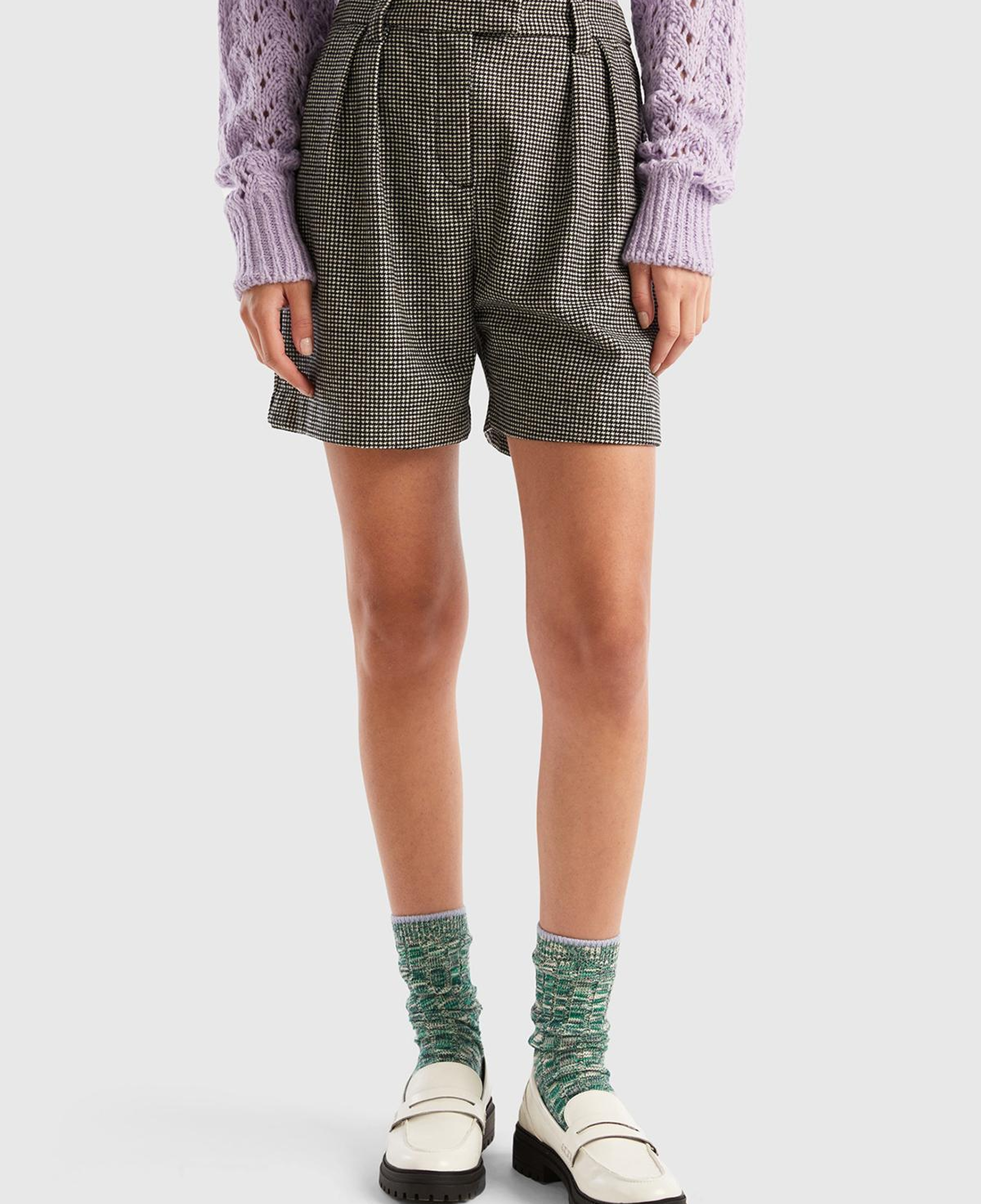 Kadın Siyah-Beyaz Kazayağı Desenli Chino Şort