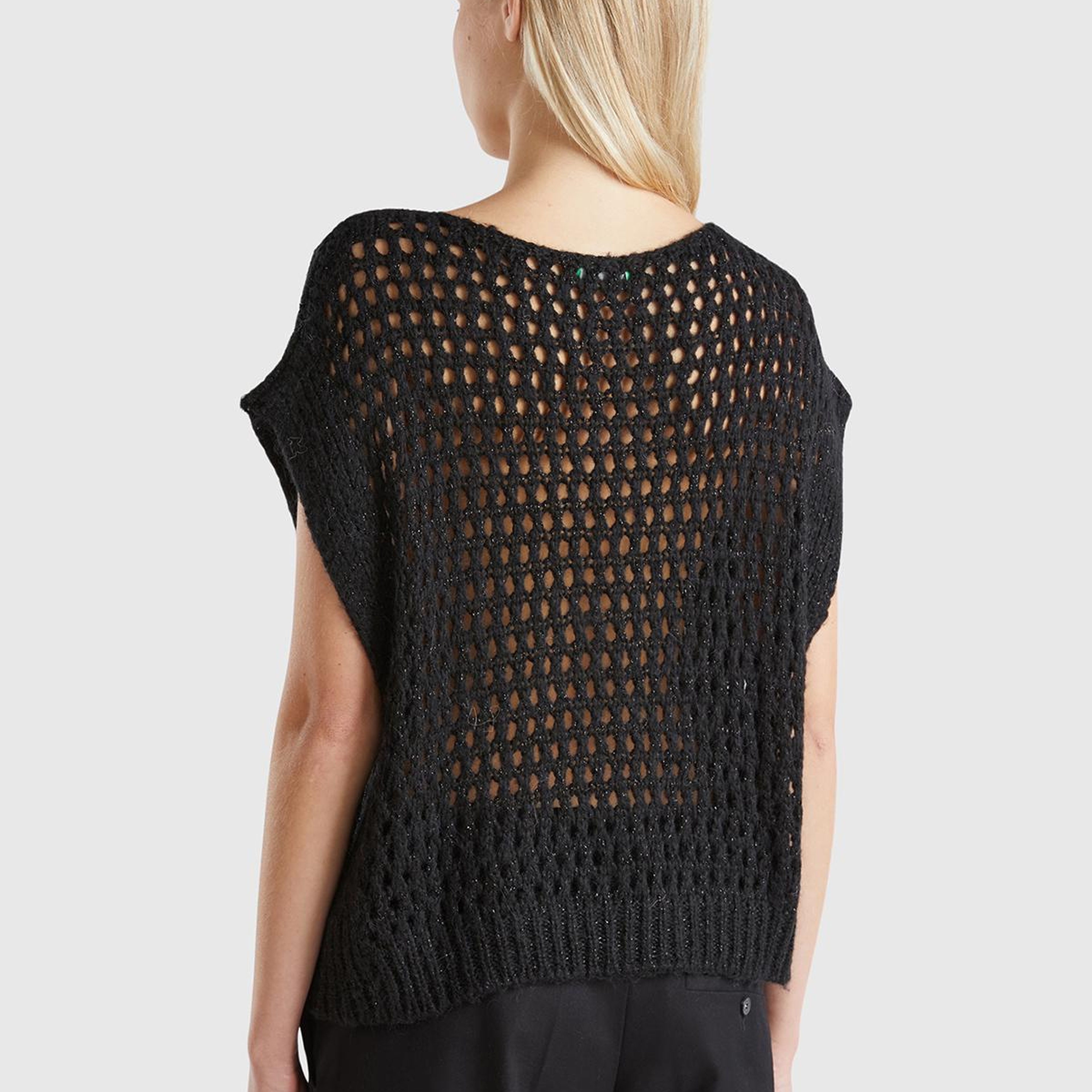 Kadın Siyah Viskoz Karışımlı Delik Detaylı Kolsuz Kayık Yaka Kazak