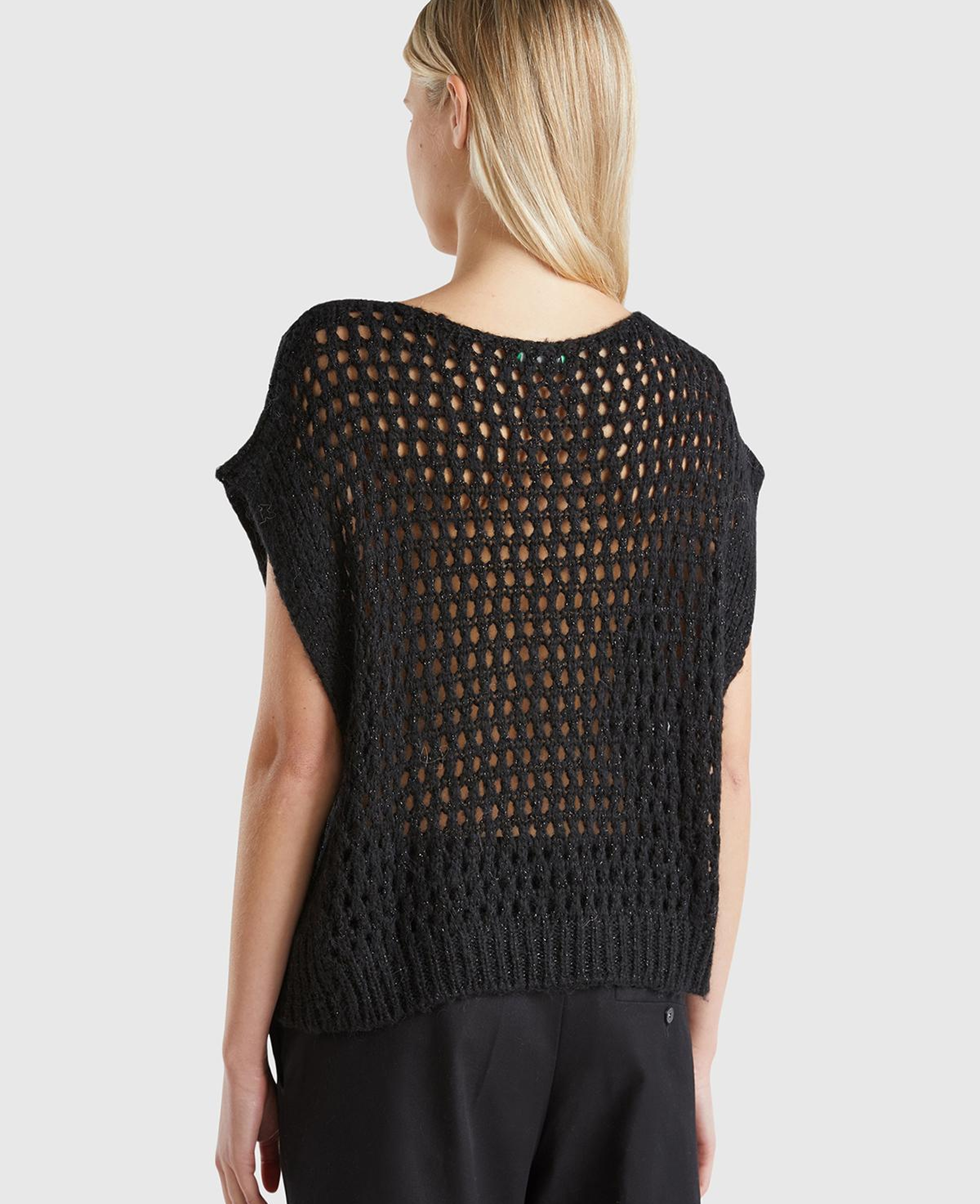 Kadın Siyah Viskoz Karışımlı Delik Detaylı Kolsuz Kayık Yaka Kazak