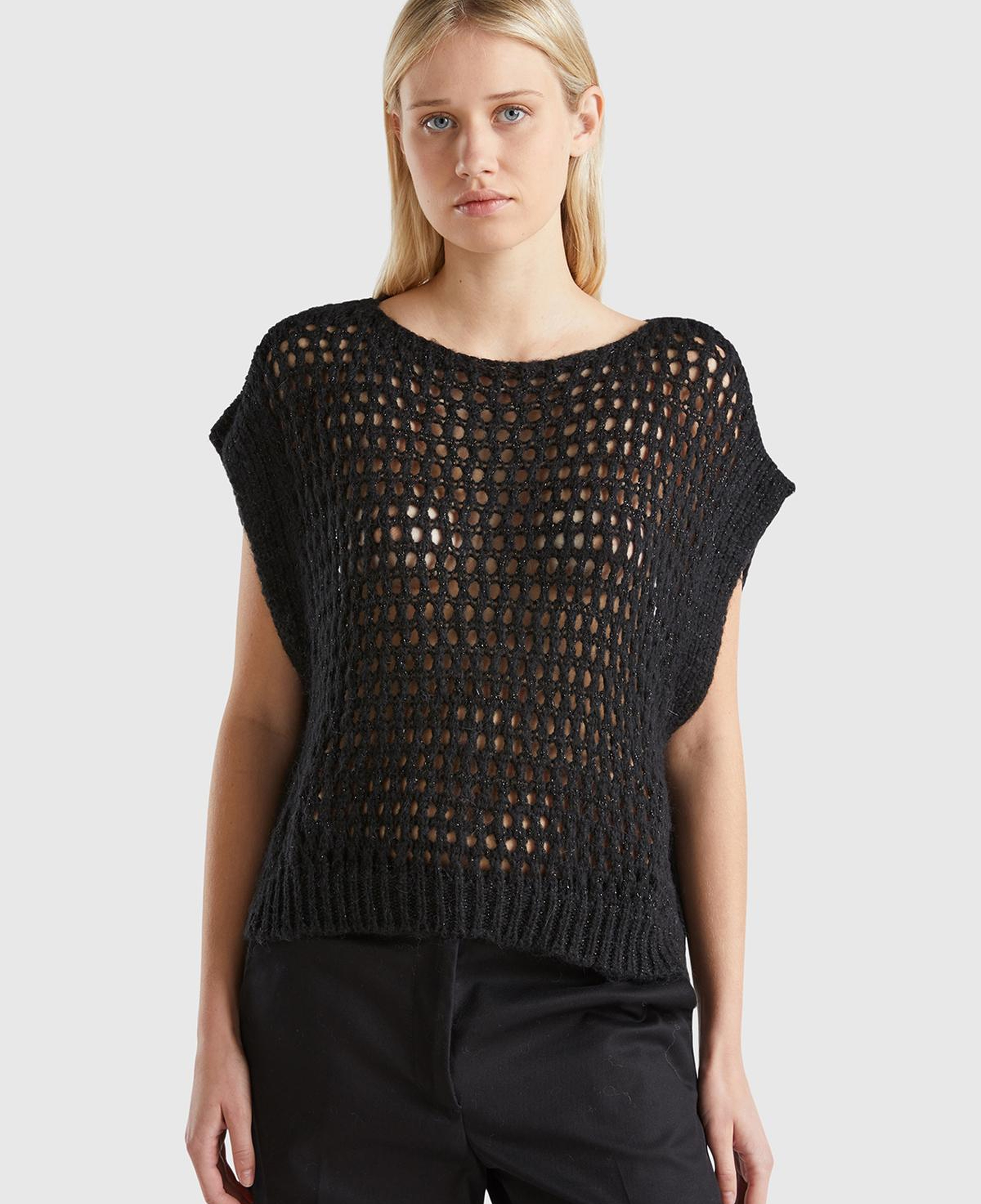 Kadın Siyah Viskoz Karışımlı Delik Detaylı Kolsuz Kayık Yaka Kazak