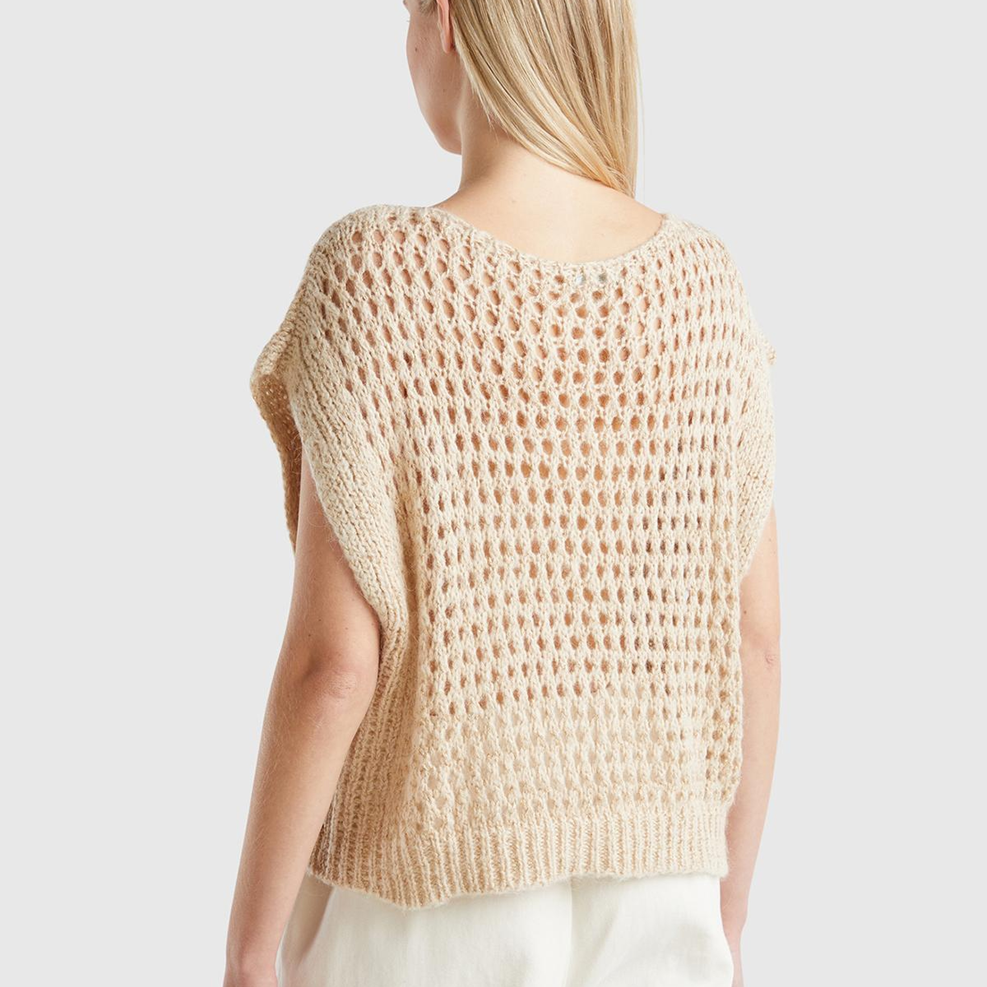 Kadın Bej Viskoz Karışımlı Delik Detaylı Kolsuz Kayık Yaka Kazak