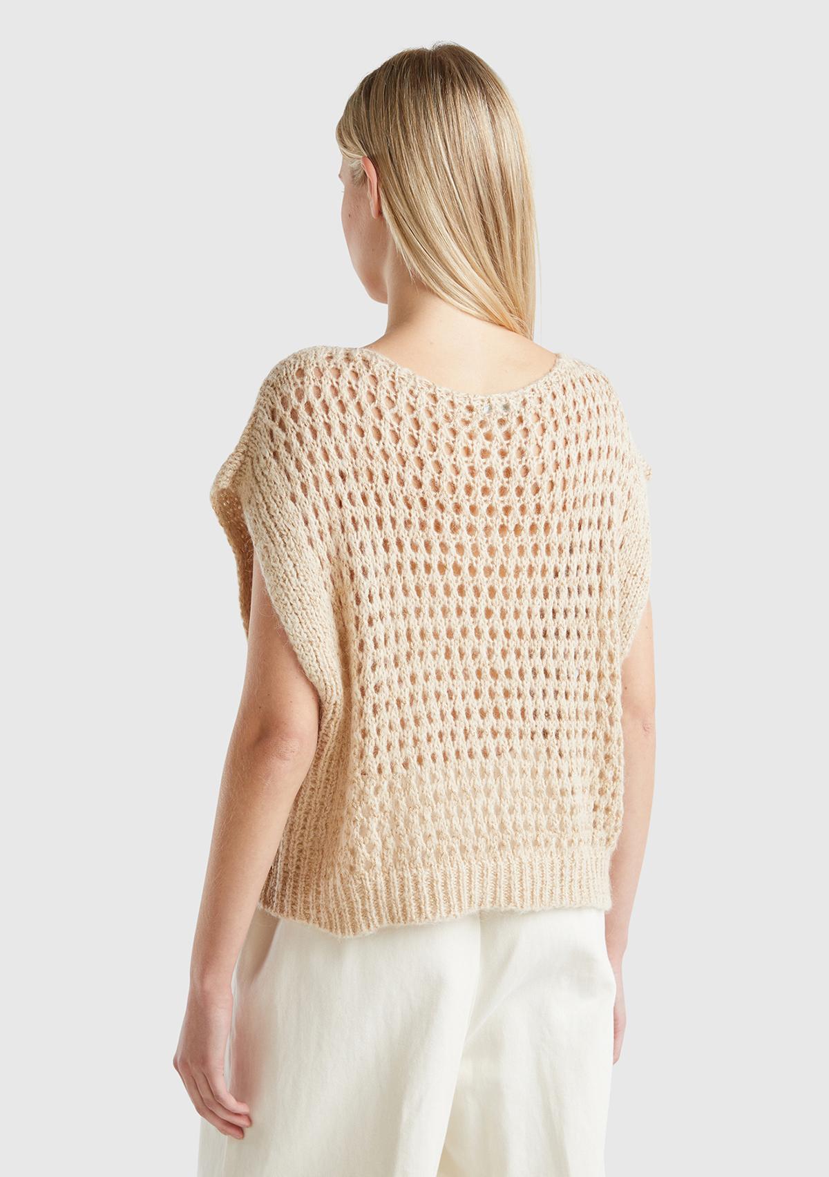 Kadın Bej Viskoz Karışımlı Delik Detaylı Kolsuz Kayık Yaka Kazak