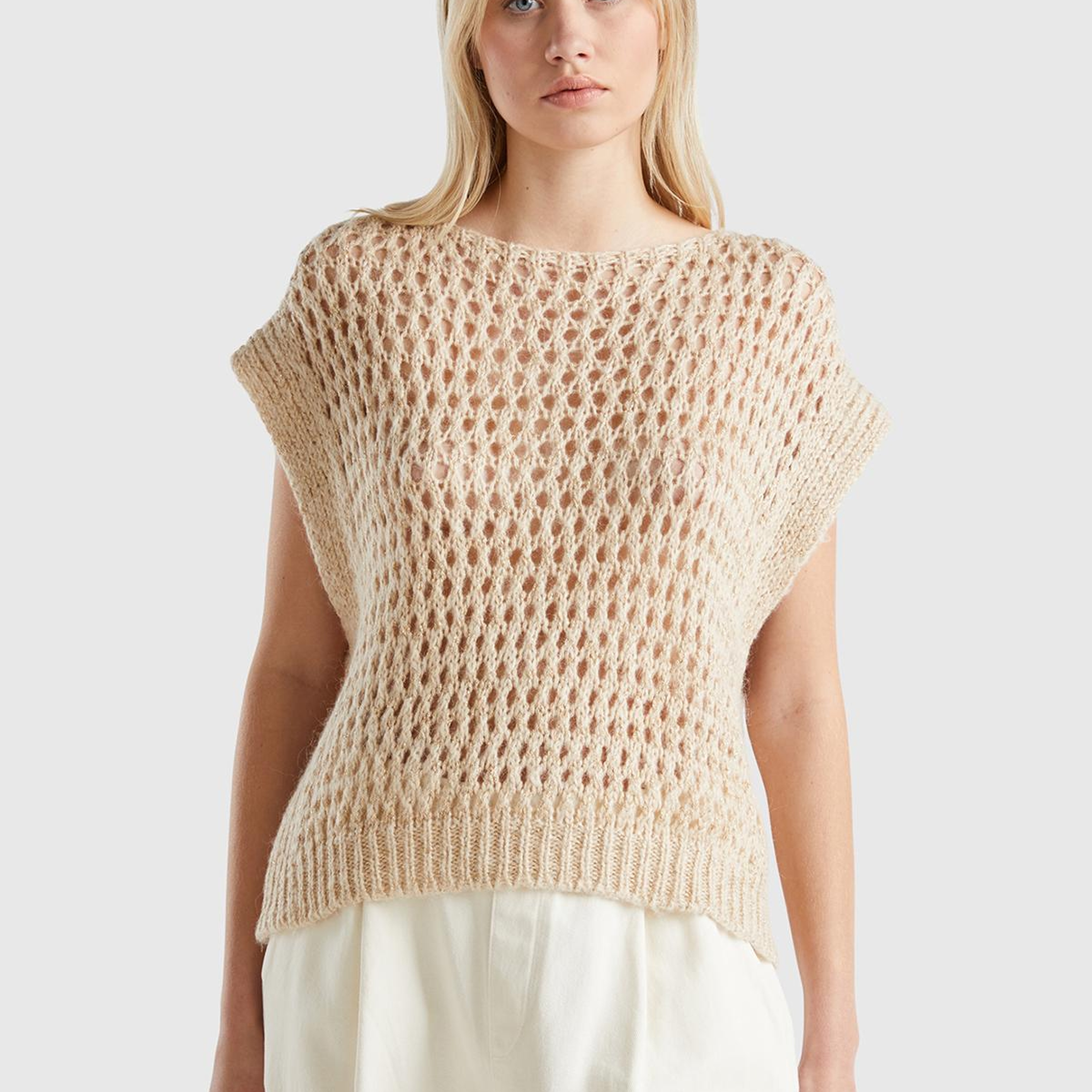 Kadın Bej Viskoz Karışımlı Delik Detaylı Kolsuz Kayık Yaka Kazak