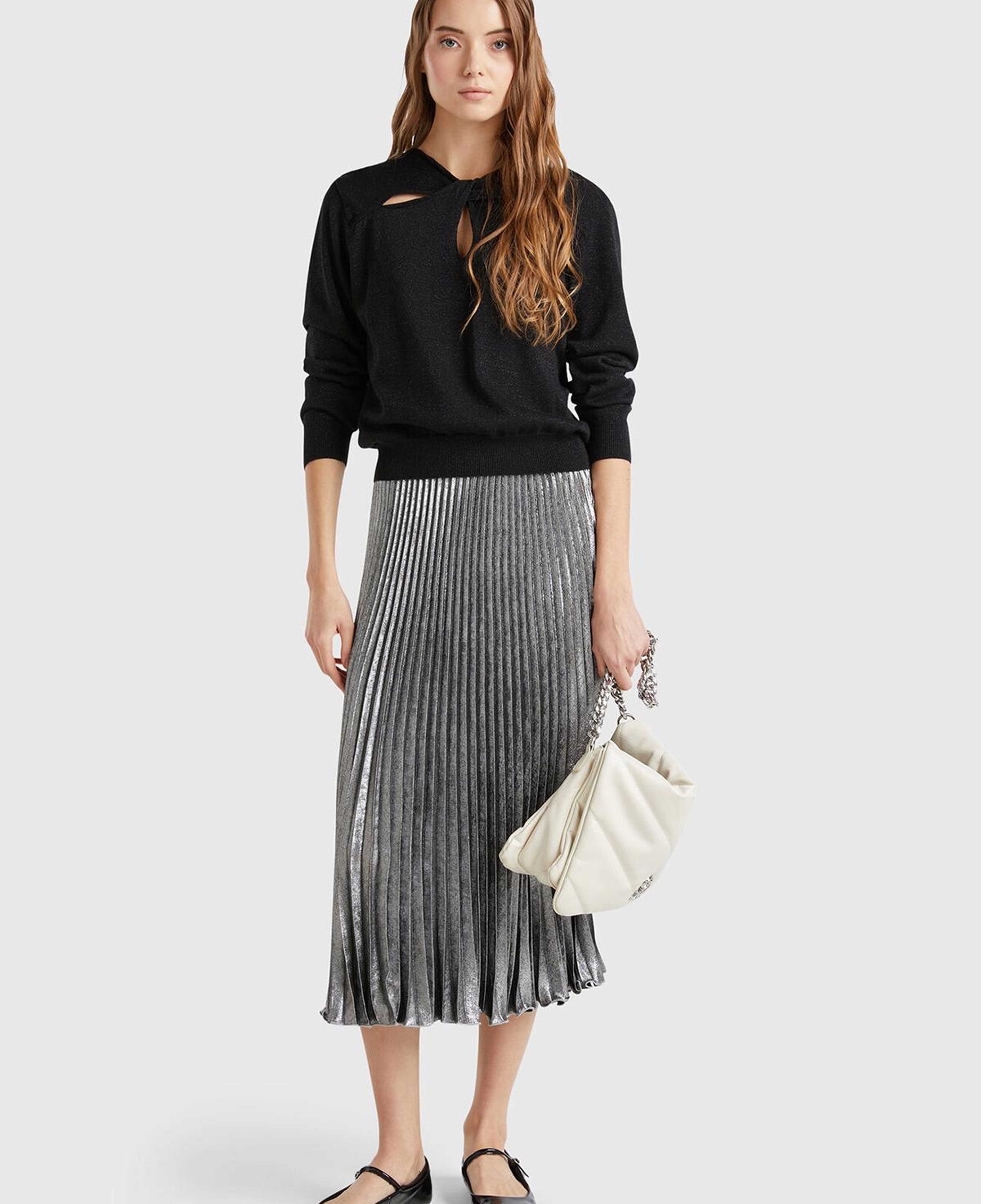 Kadın Siyah Pamuk ve Viskoz Karışımlı Önü Kesik Detaylı Simli Kazak