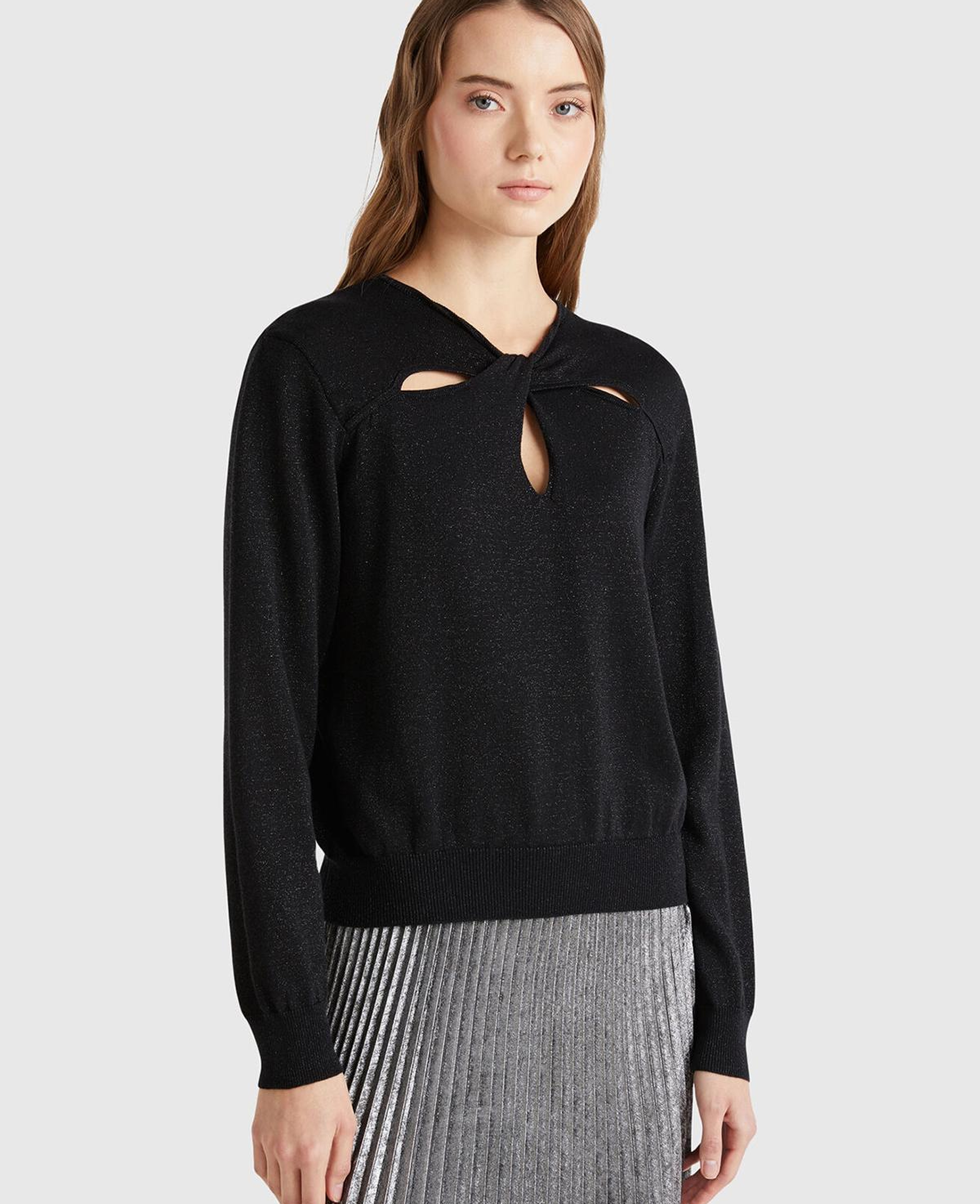 Kadın Siyah Pamuk ve Viskoz Karışımlı Önü Kesik Detaylı Simli Kazak