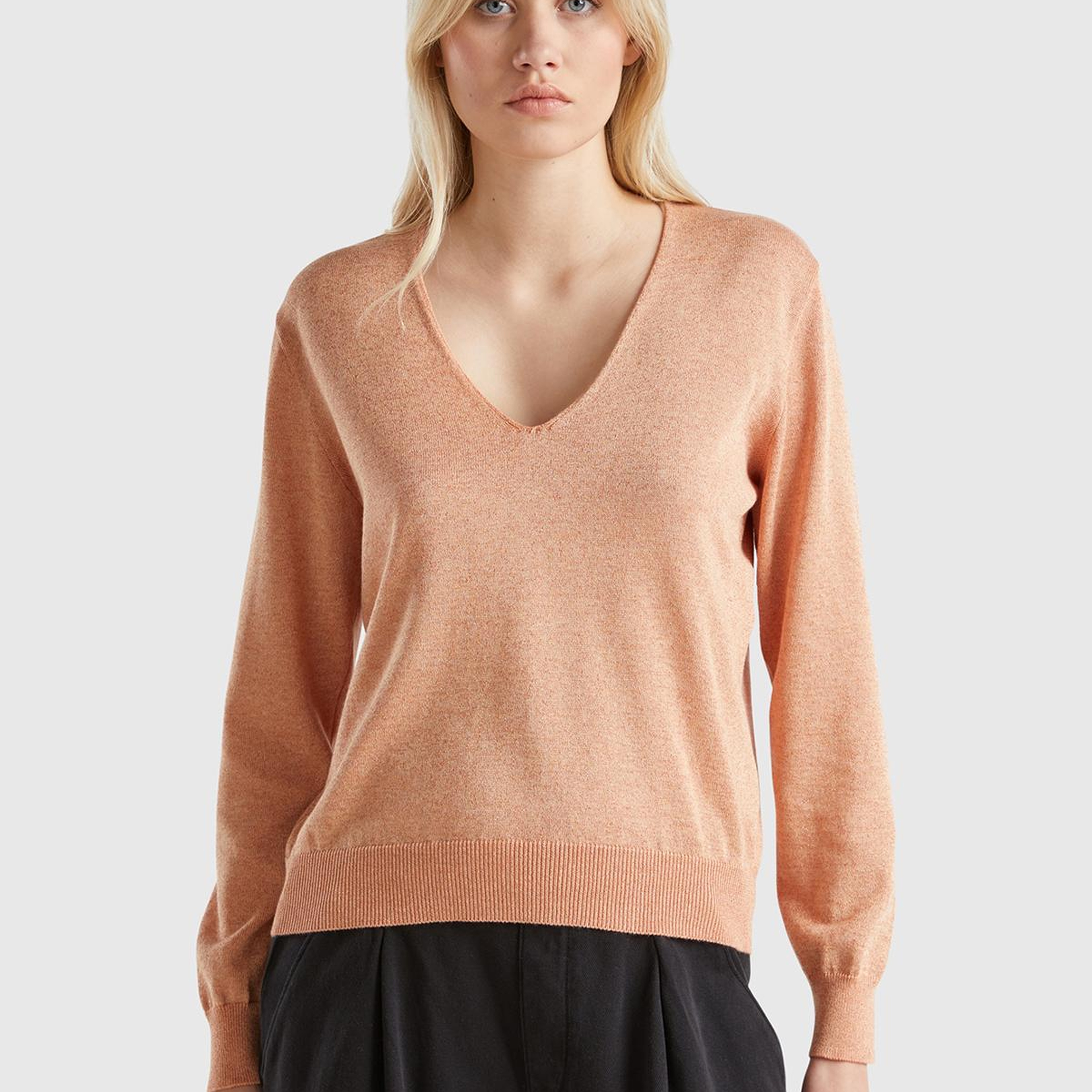 Kadın Turuncu Pamuk ve Viskoz Karışımlı Rahat Kesim Geniş V Yaka Kazak