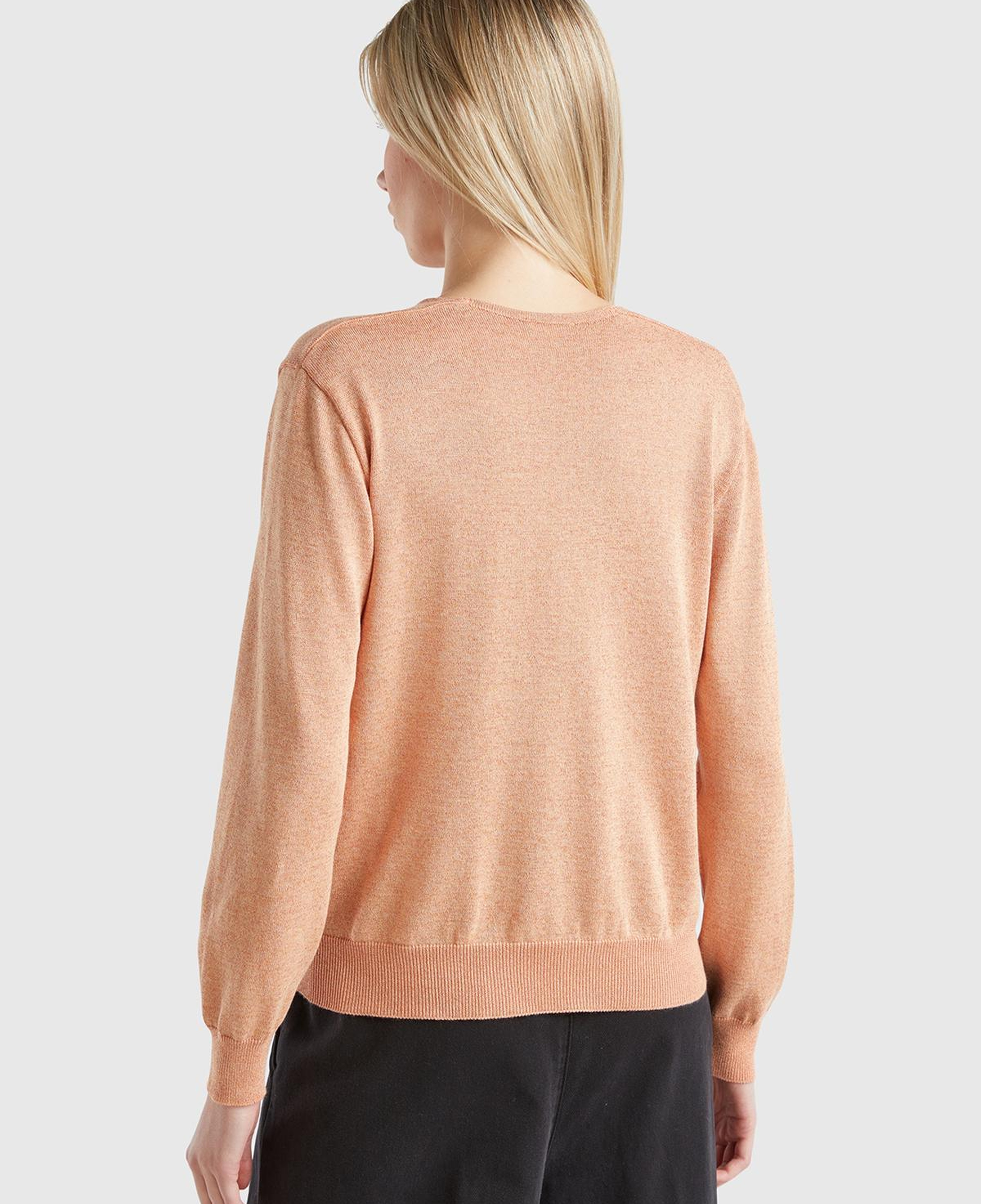 Kadın Turuncu Pamuk ve Viskoz Karışımlı Rahat Kesim Geniş V Yaka Kazak