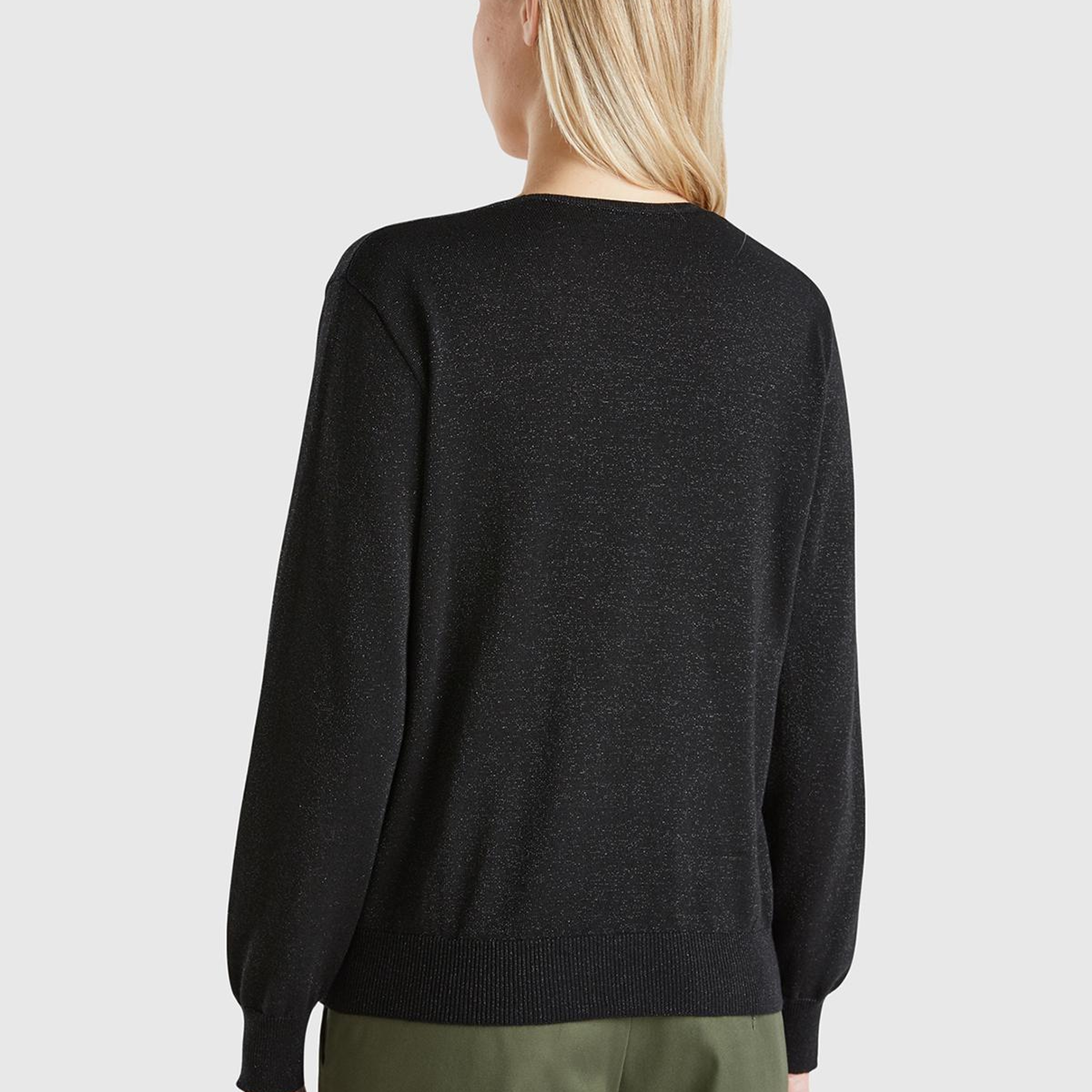 Kadın Siyah Pamuk ve Viskoz Karışımlı Rahat Kesim Geniş V Yaka Kazak