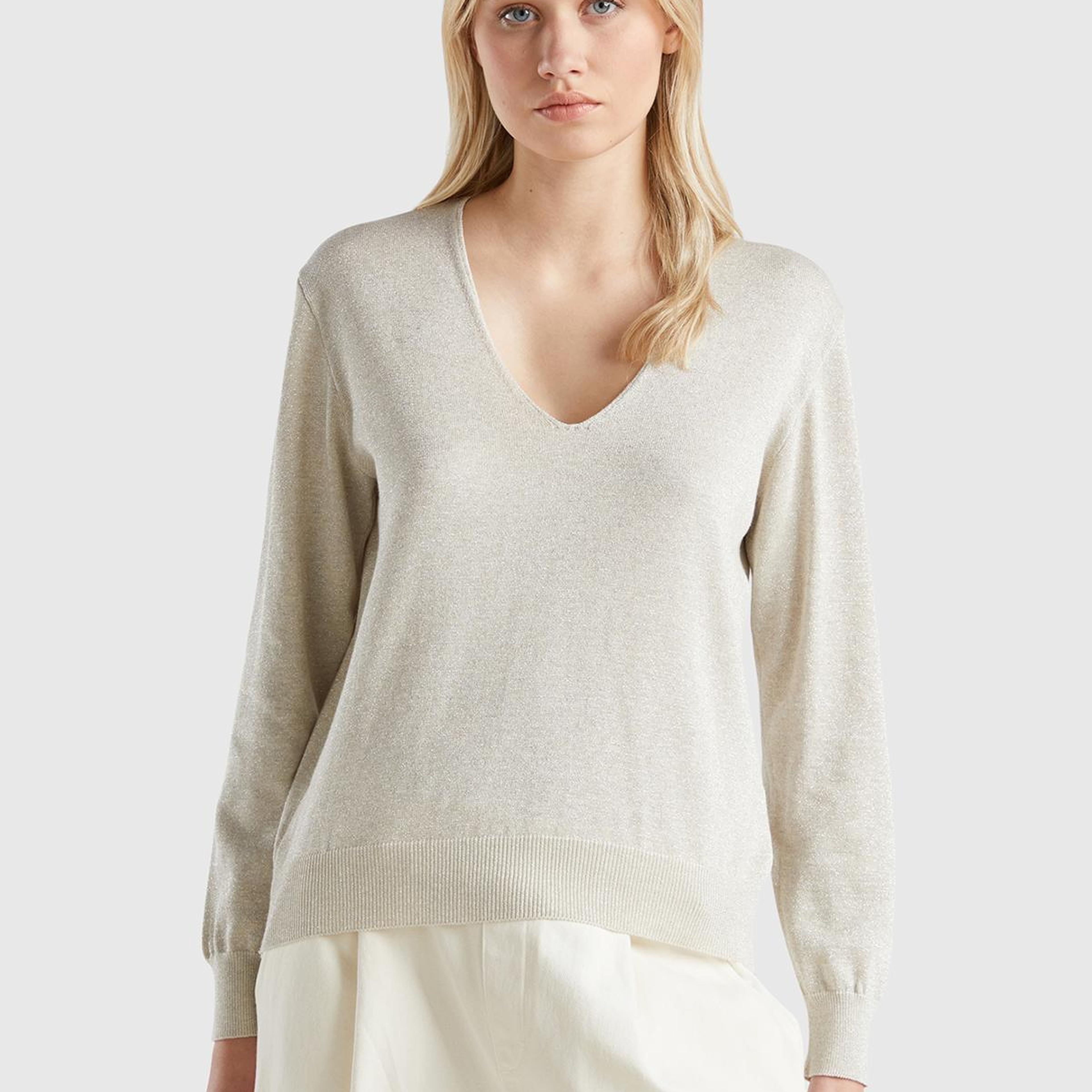 Kadın Gri Pamuk ve Viskoz Karışımlı Rahat Kesim Geniş V Yaka Kazak