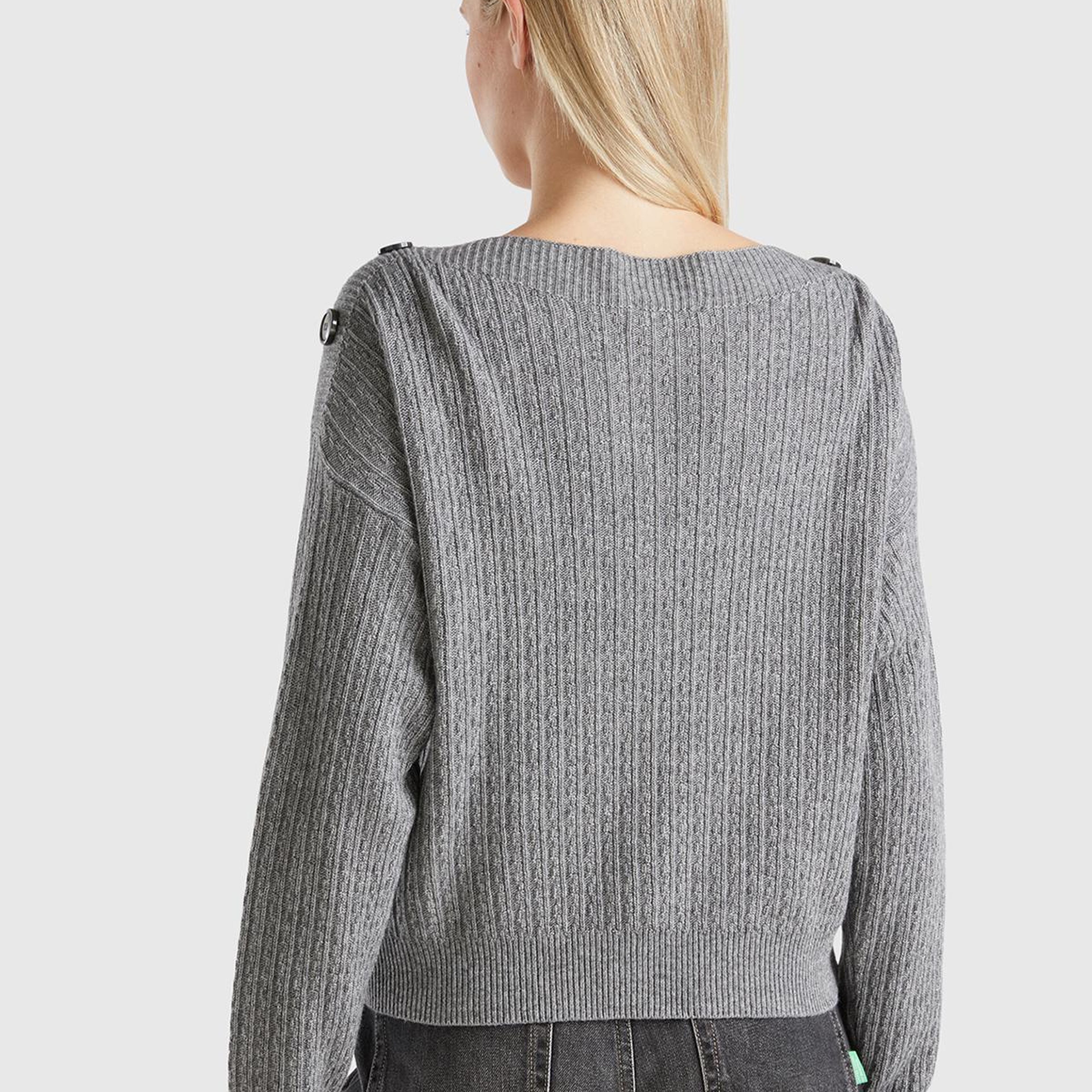 Kadın Gri Yün Karışımlı Omzu Dekoratif Düğmeli Kayık Yaka Kazak