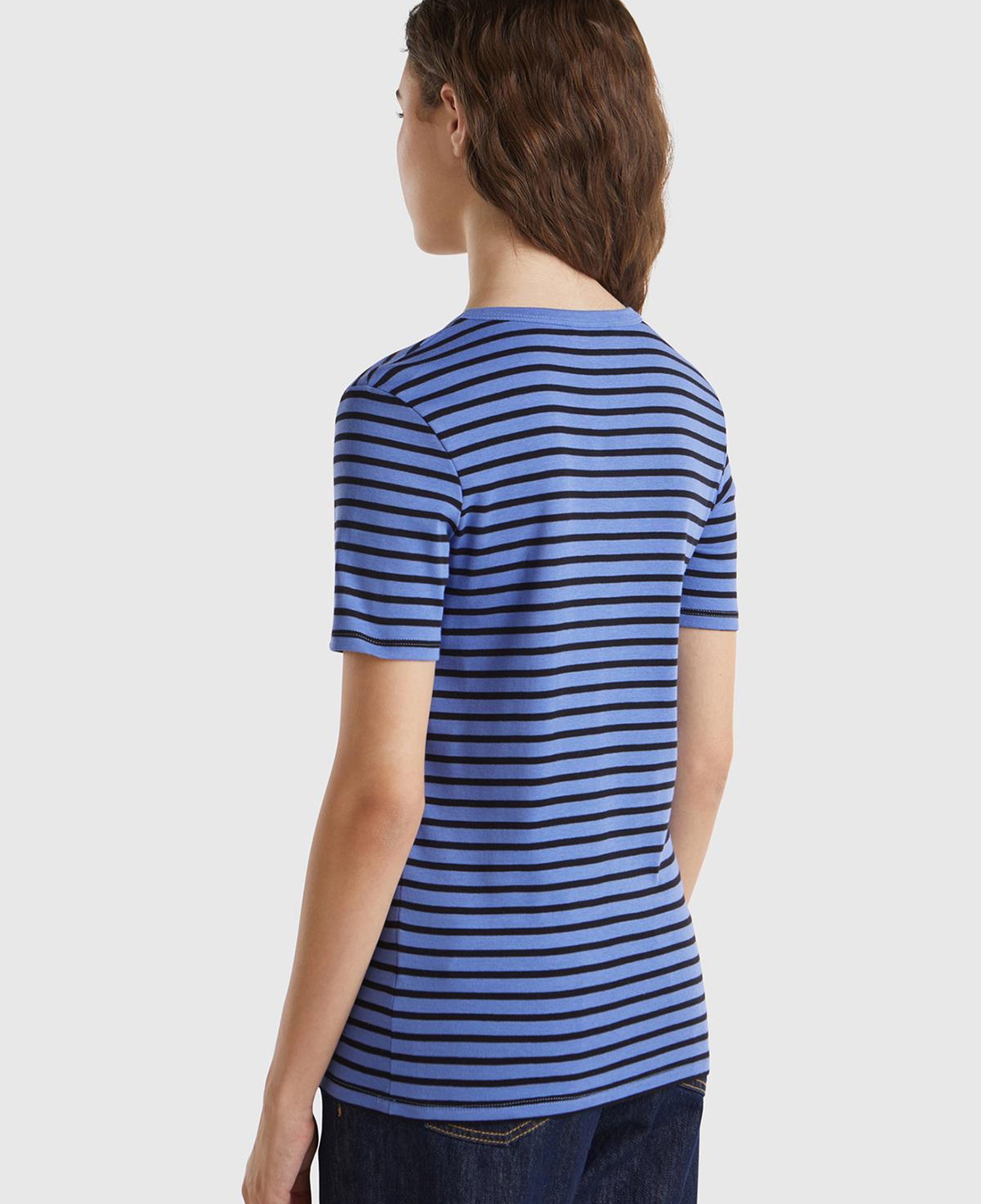 Kadın Mavi %100 Pamuk Sol Altı Logolu Çizgili Yuvarlak Yaka T-Shirt