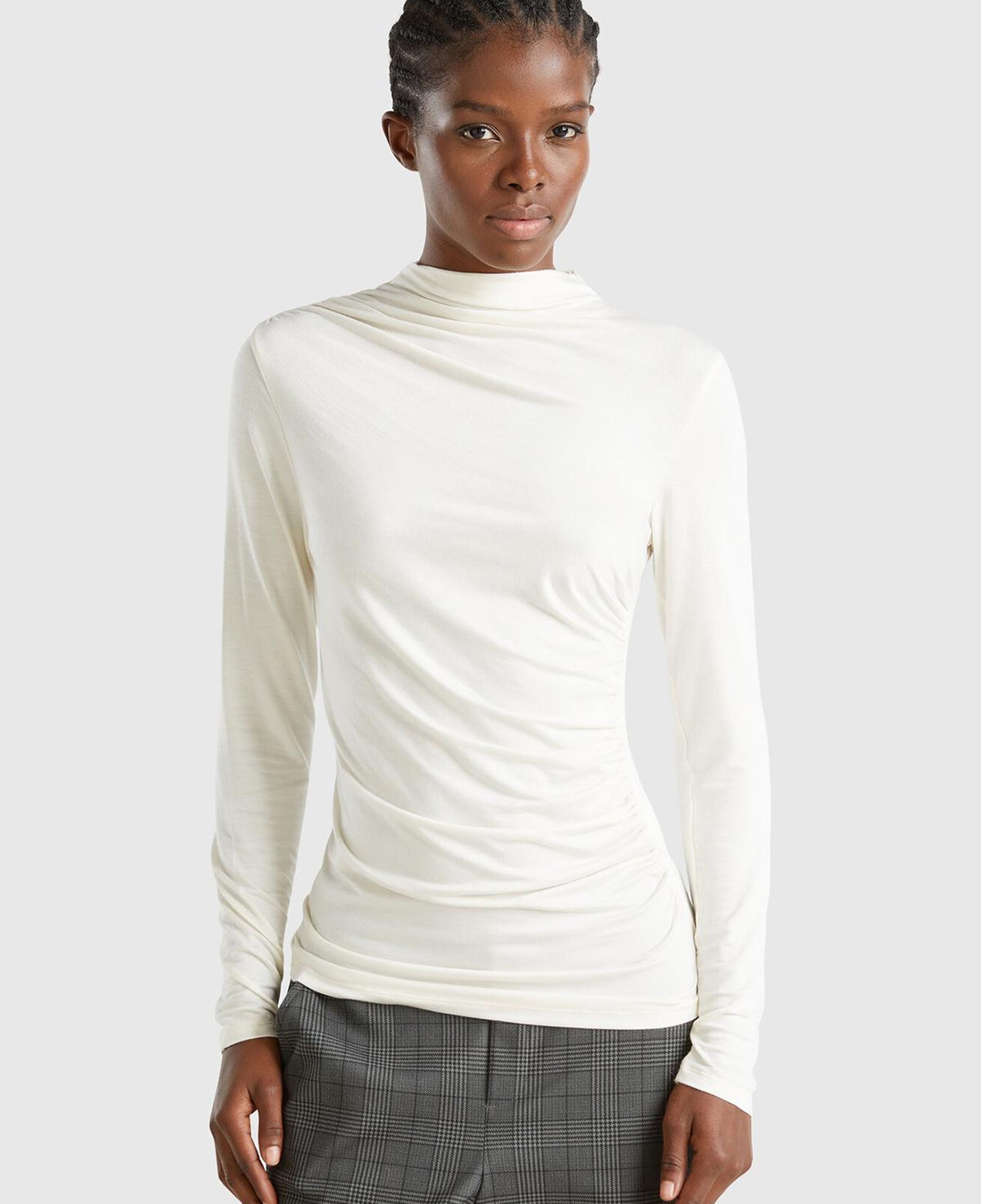 Kadın Krem Modal Karışımlı Omzu Büzgü Detaylı Yarım Balıkçı Yaka Sweatshirt