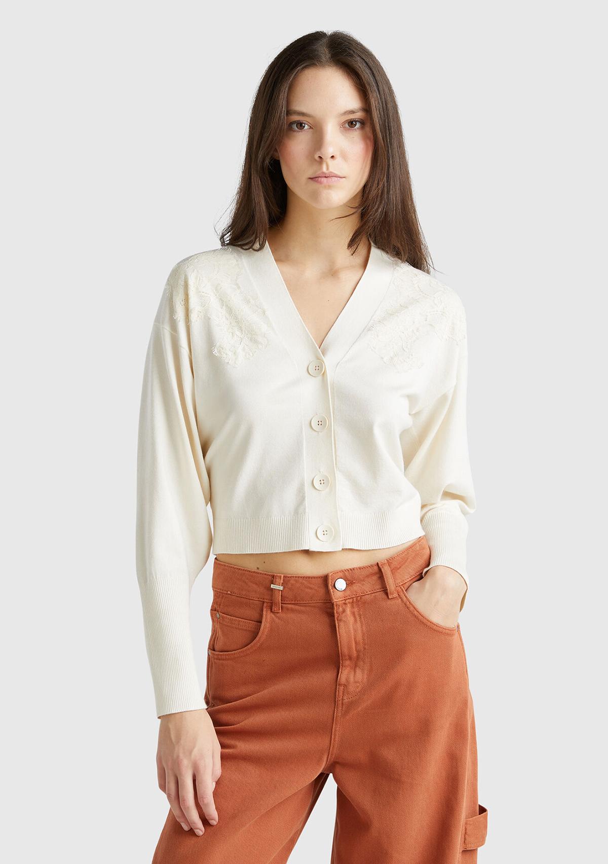 Kadın Beyaz Viskoz Karışımlı Önü Dantel Detaylı Yüksek Manşet Hırka