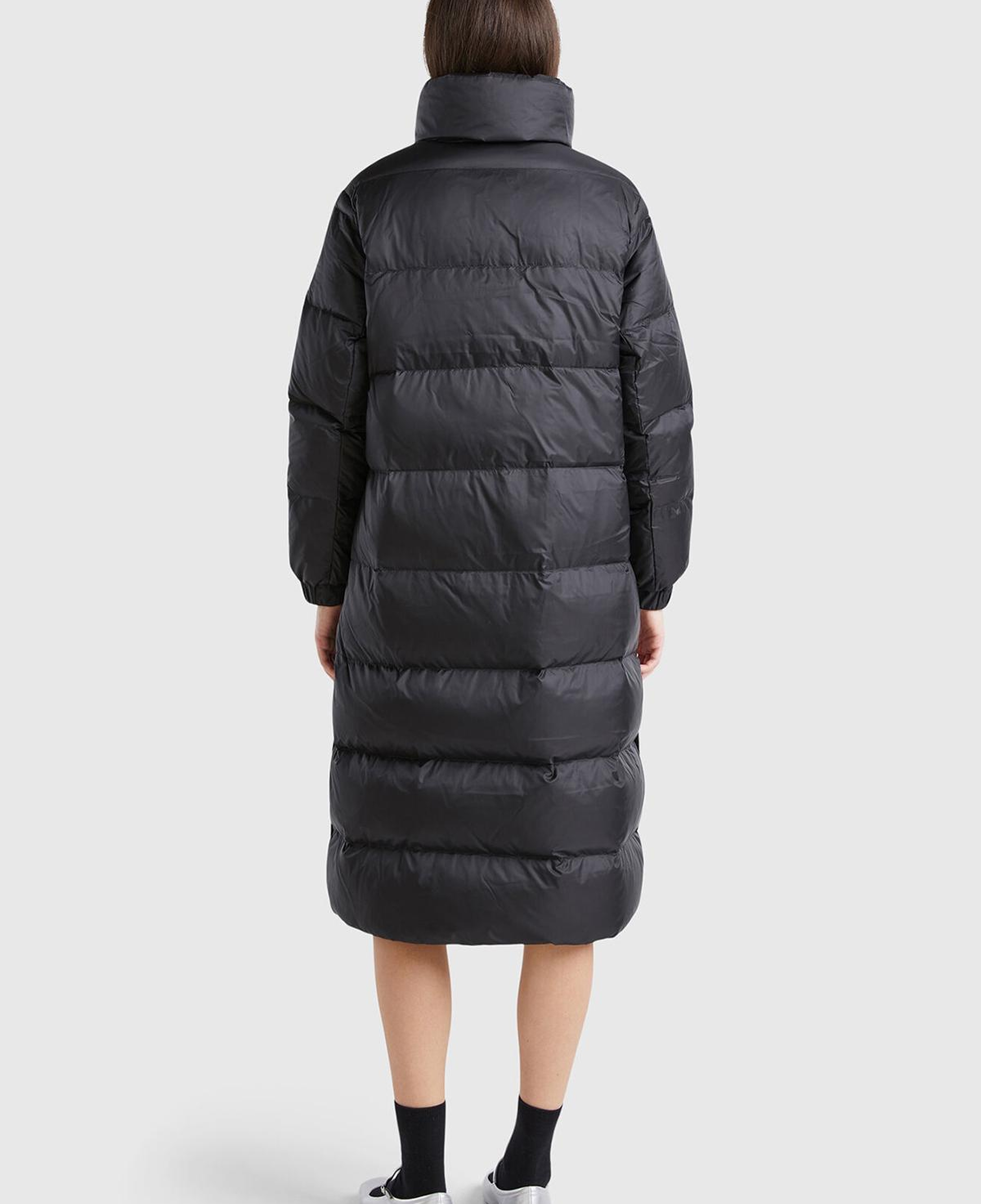 Kadın Siyah Kaz Tüyü Dolgulu Düğme Kapamalı Yüksek Yaka Uzun Şişme Mont