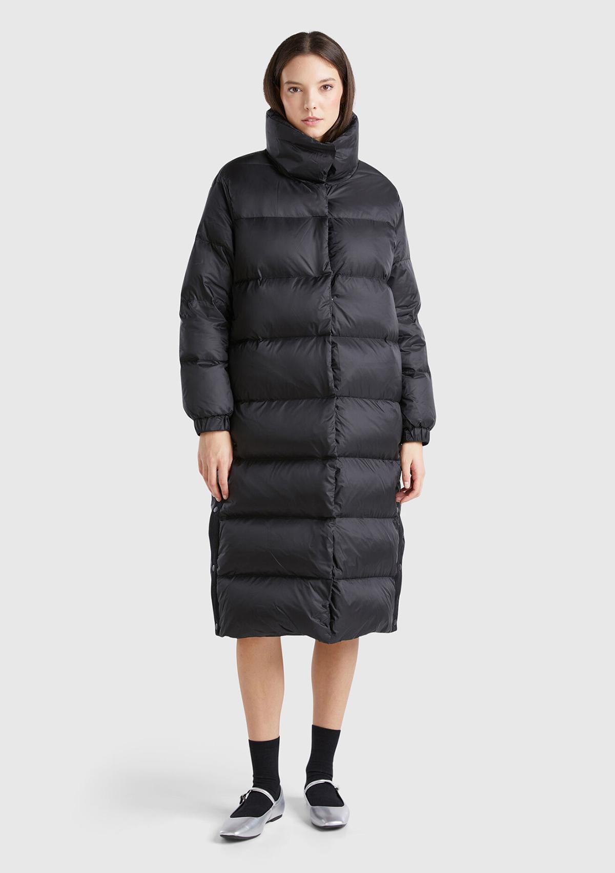 Kadın Siyah Kaz Tüyü Dolgulu Düğme Kapamalı Yüksek Yaka Uzun Şişme Mont