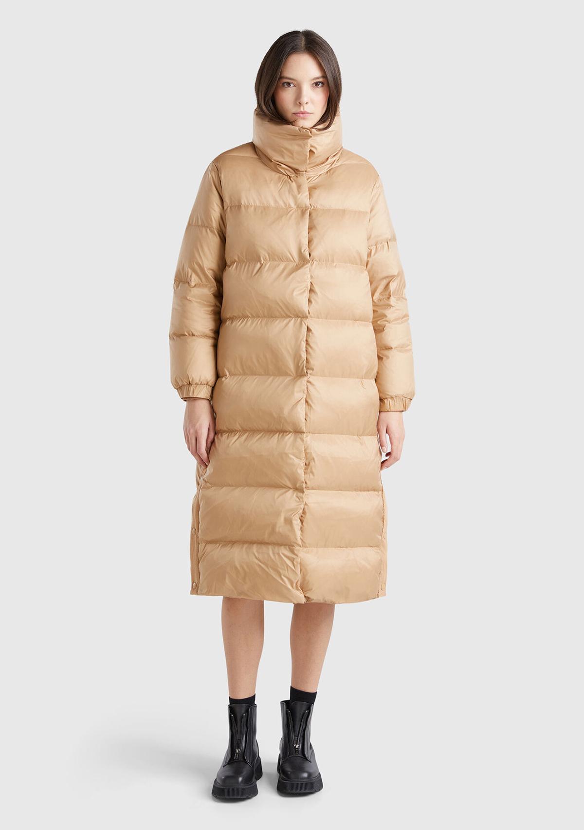 Kadın Bej Kaz Tüyü Dolgulu Düğme Kapamalı Yüksek Yaka Uzun Şişme Mont