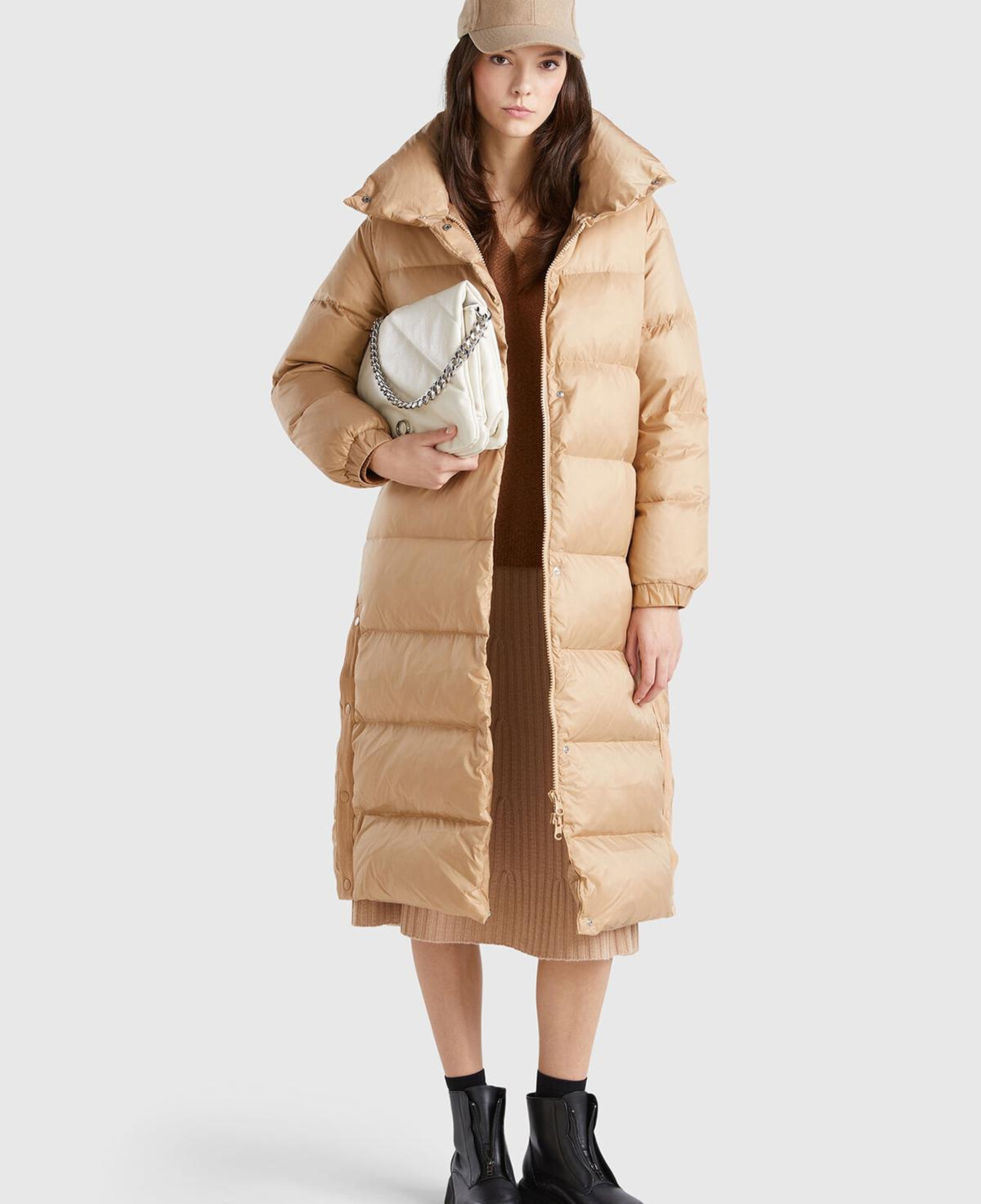 Kadın Bej Kaz Tüyü Dolgulu Düğme Kapamalı Yüksek Yaka Uzun Şişme Mont