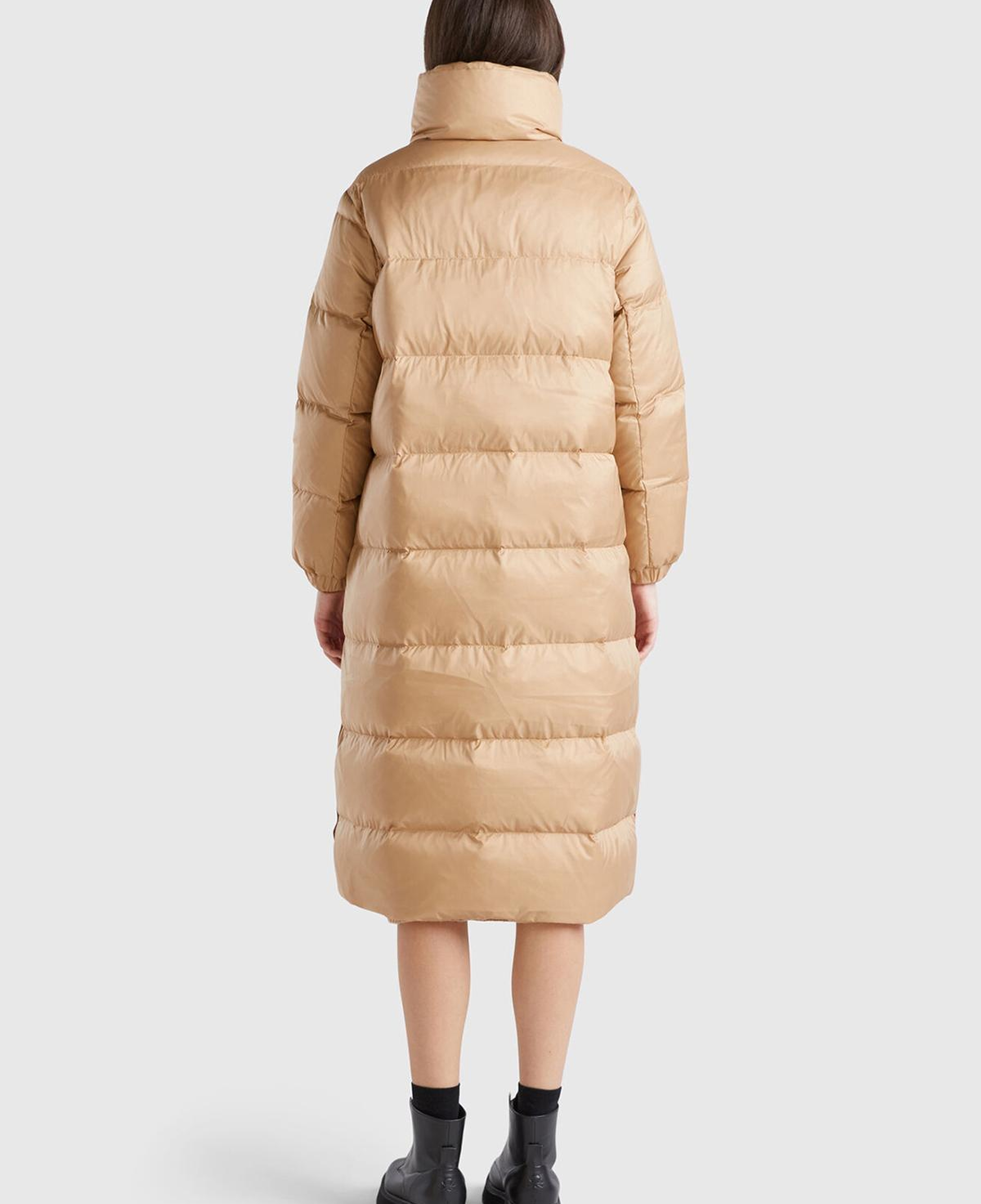 Kadın Bej Kaz Tüyü Dolgulu Düğme Kapamalı Yüksek Yaka Uzun Şişme Mont