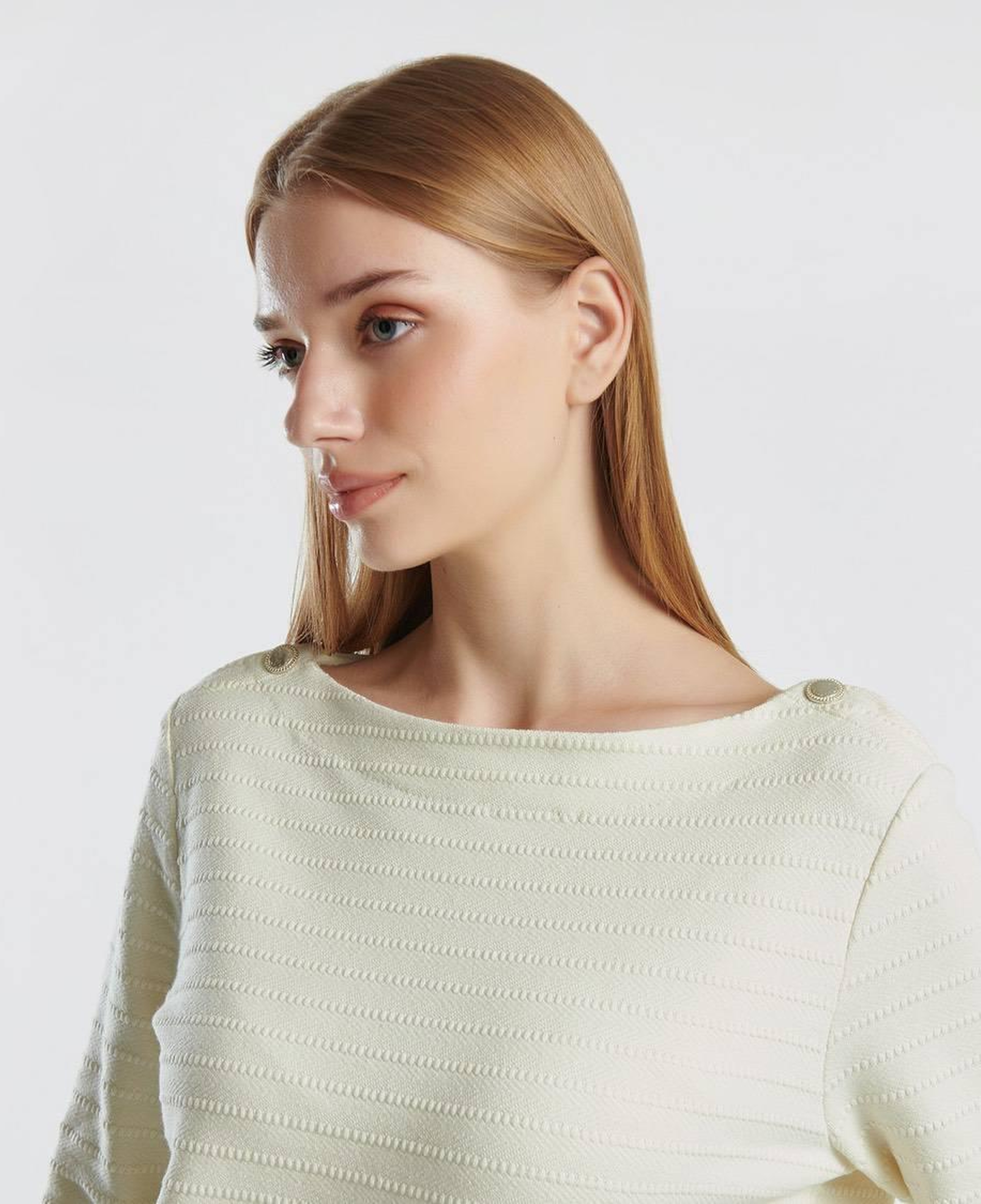 Kadın Krem Pamuk Karışımlı Omzu Düğme Detaylı Kayık Yaka Kısa Sweatshirt