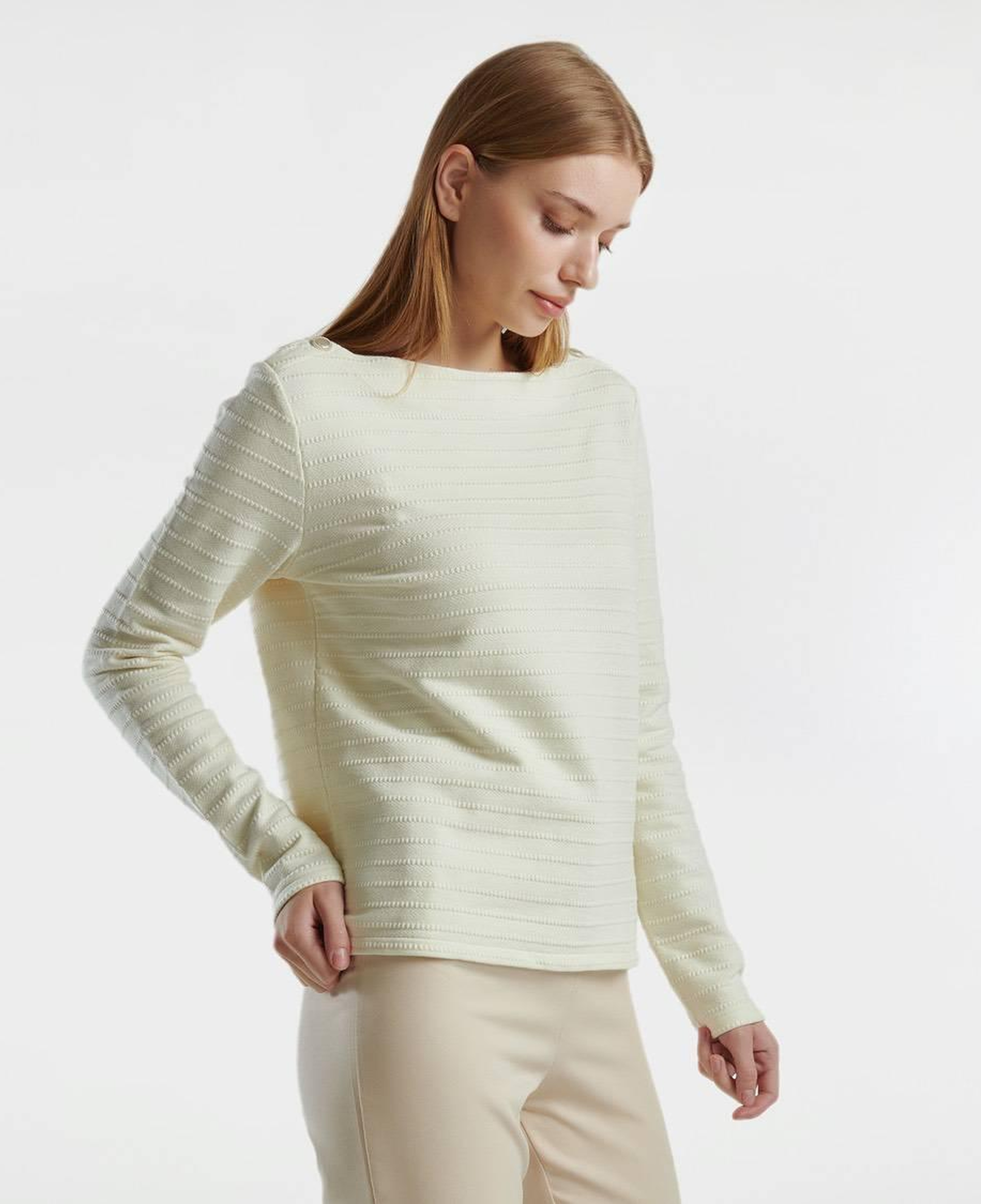 Kadın Krem Pamuk Karışımlı Omzu Düğme Detaylı Kayık Yaka Kısa Sweatshirt