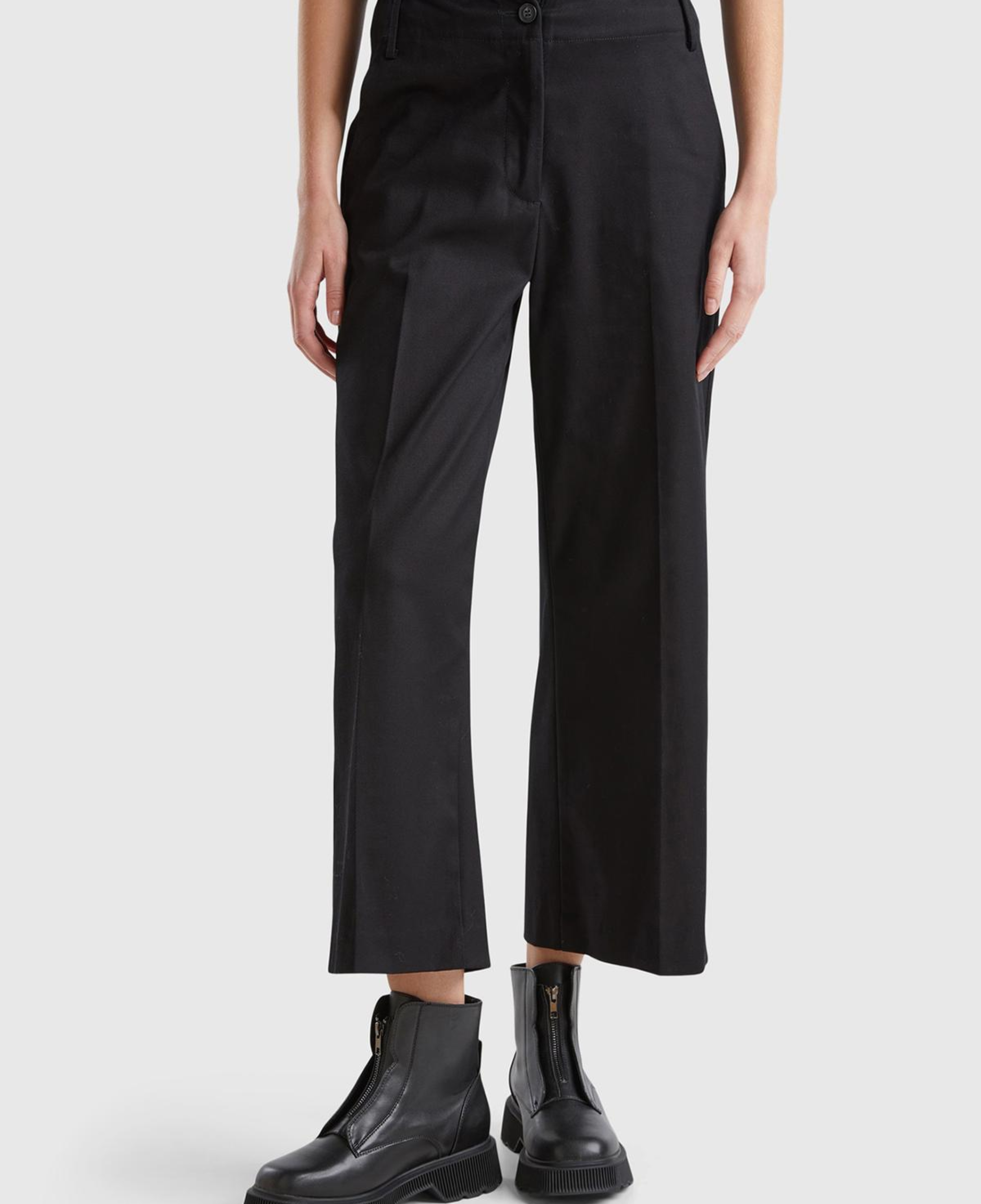 Kadın Siyah Pamuk Karışımlı Arkası Düğmeli Cepli Bol Paça Pantolon