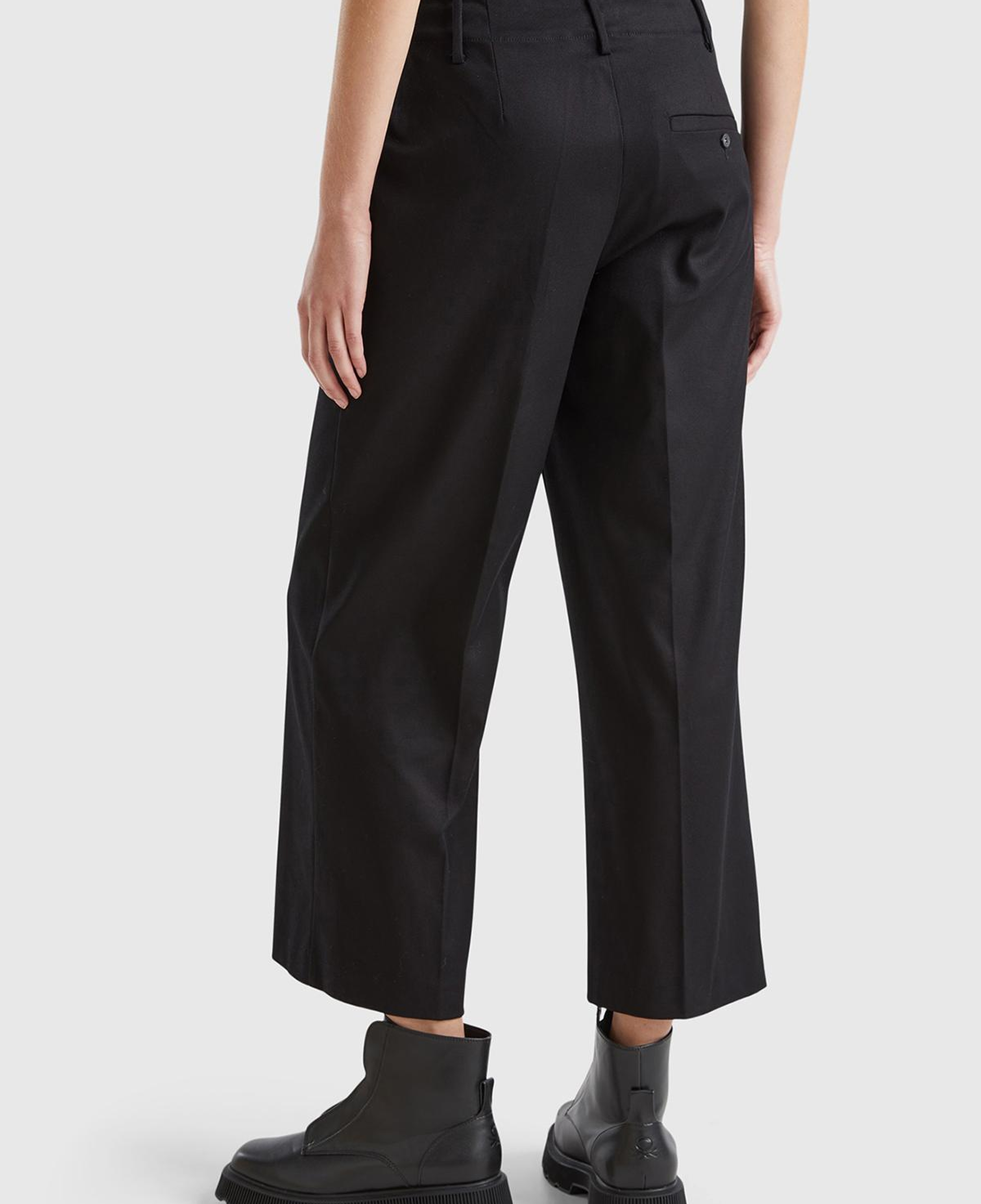 Kadın Siyah Pamuk Karışımlı Arkası Düğmeli Cepli Bol Paça Pantolon