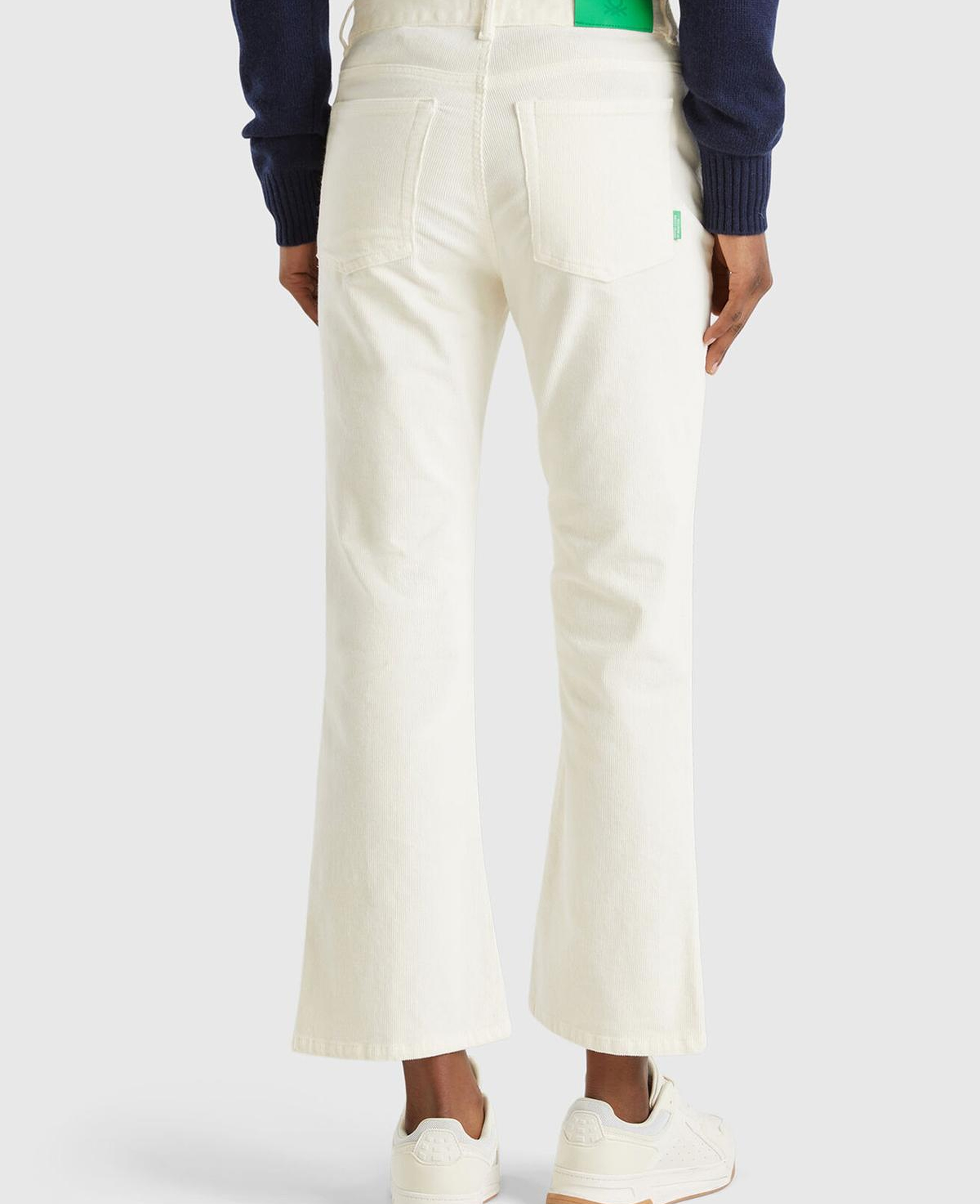 Kadın Beyaz Pamuk Karışımlı 5 Cepli Arkası Logo Etiketli Kadife Pantolon