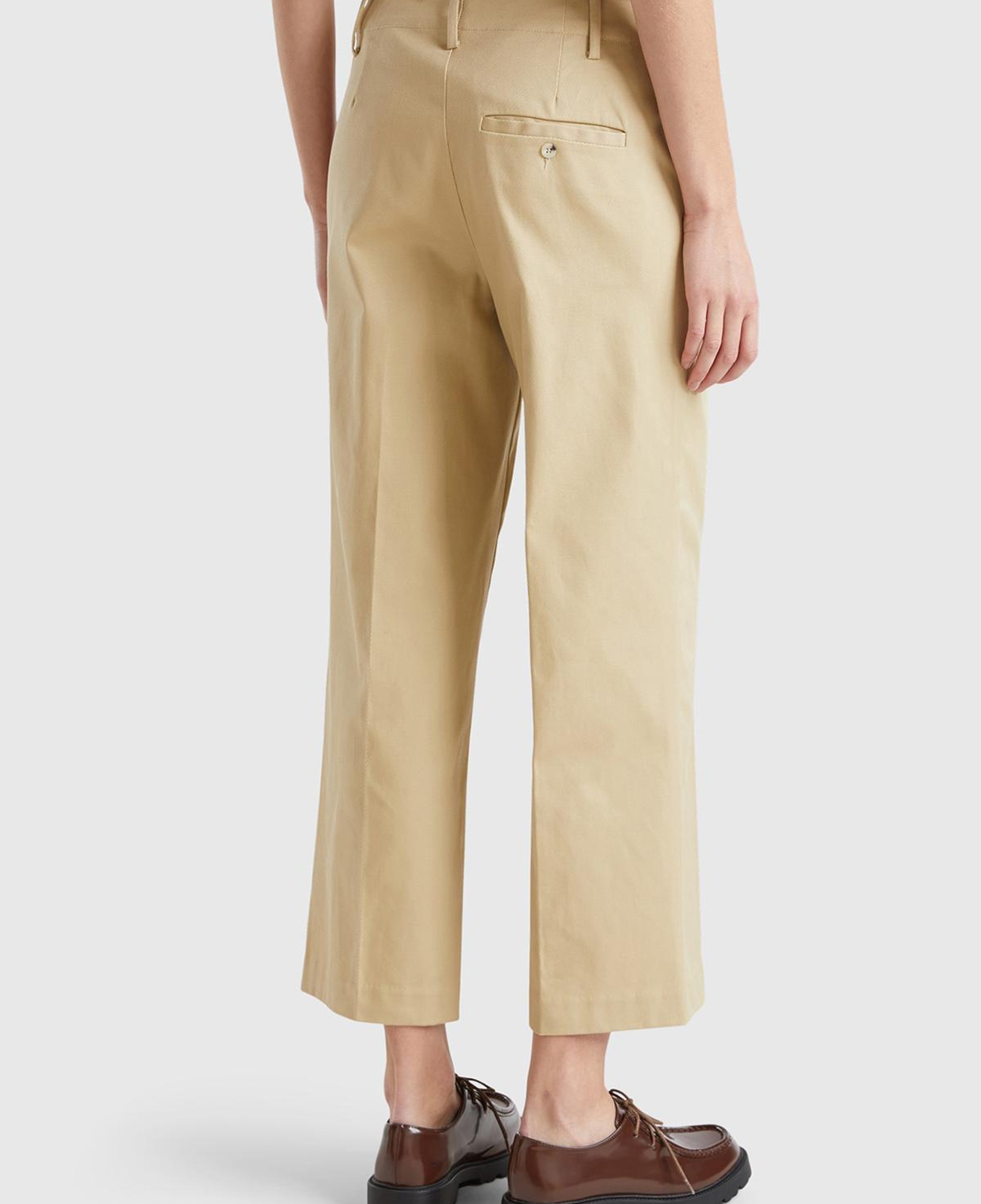 Kadın Bej Pamuk Karışımlı Arkası Düğmeli Cepli Bol Paça Pantolon