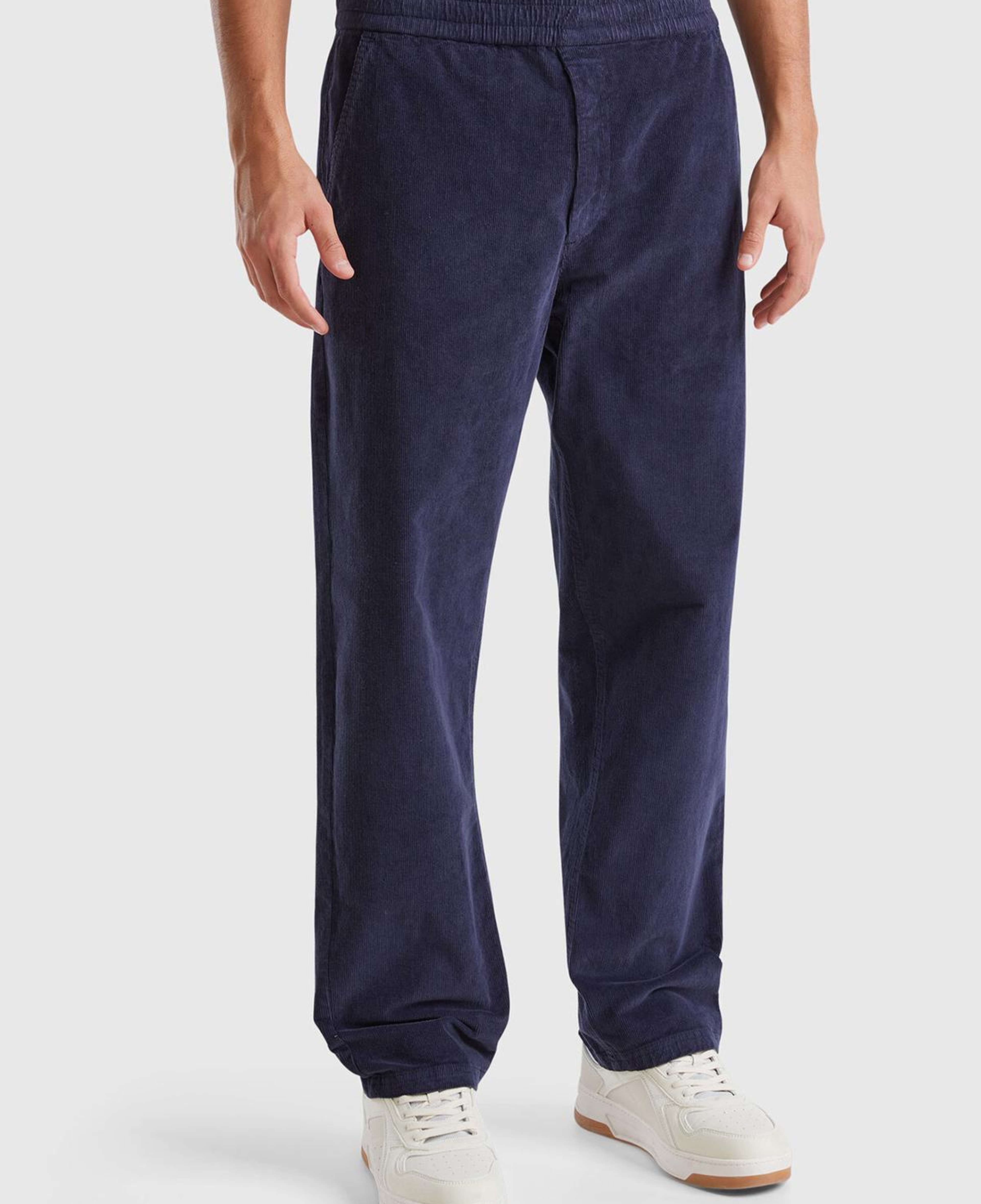 Erkek Lacivert Pamuk Karışımlı Önü ve Arkası Cepli Büzgü İpli Kadife Pantolon